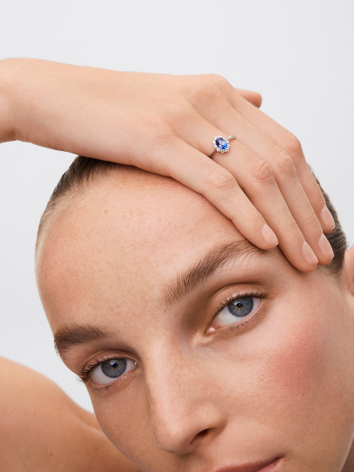 Anillo de oro blanco de 18K con zafiro azul y diamantes