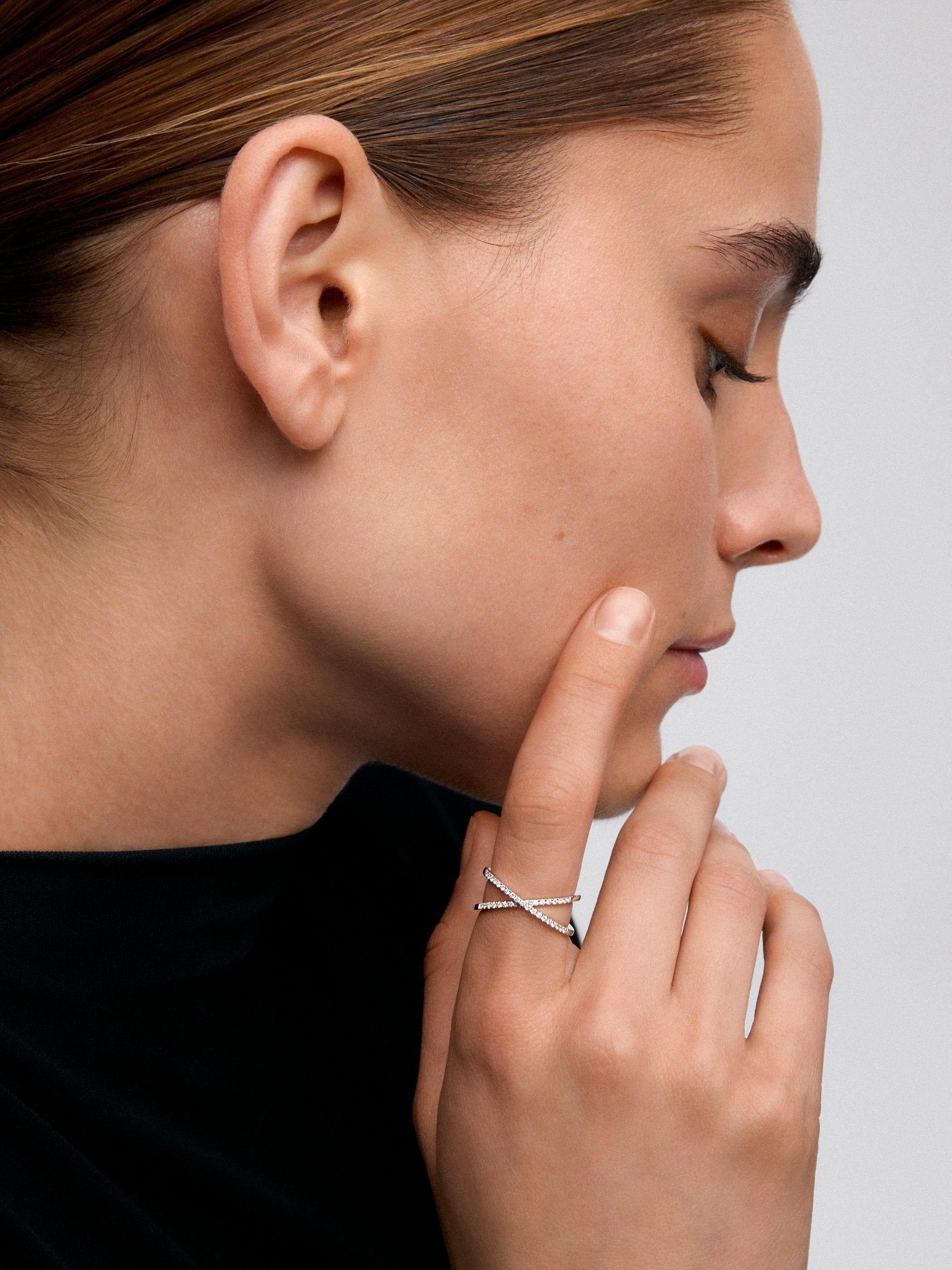 Anillo cruzado de oro blanco de 18K con 33 diamantes en talla brillante con un total de 0,2 cts