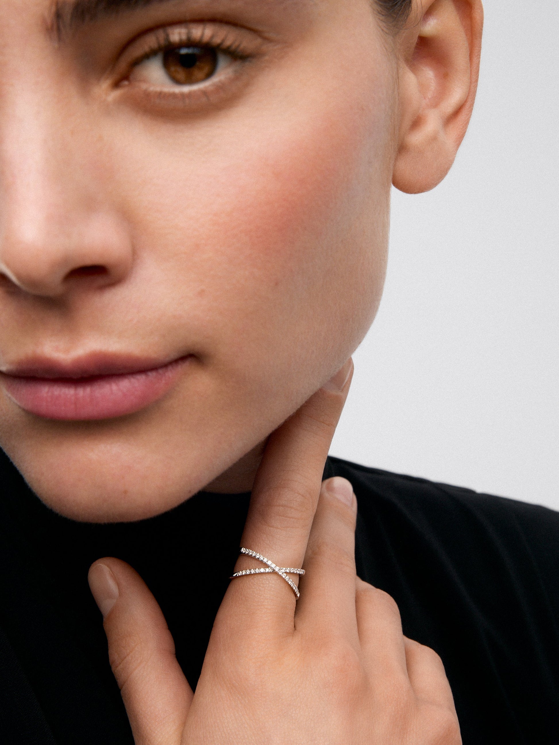 Anillo cruzado de oro blanco de 18K con 33 diamantes en talla brillante con un total de 0,2 cts