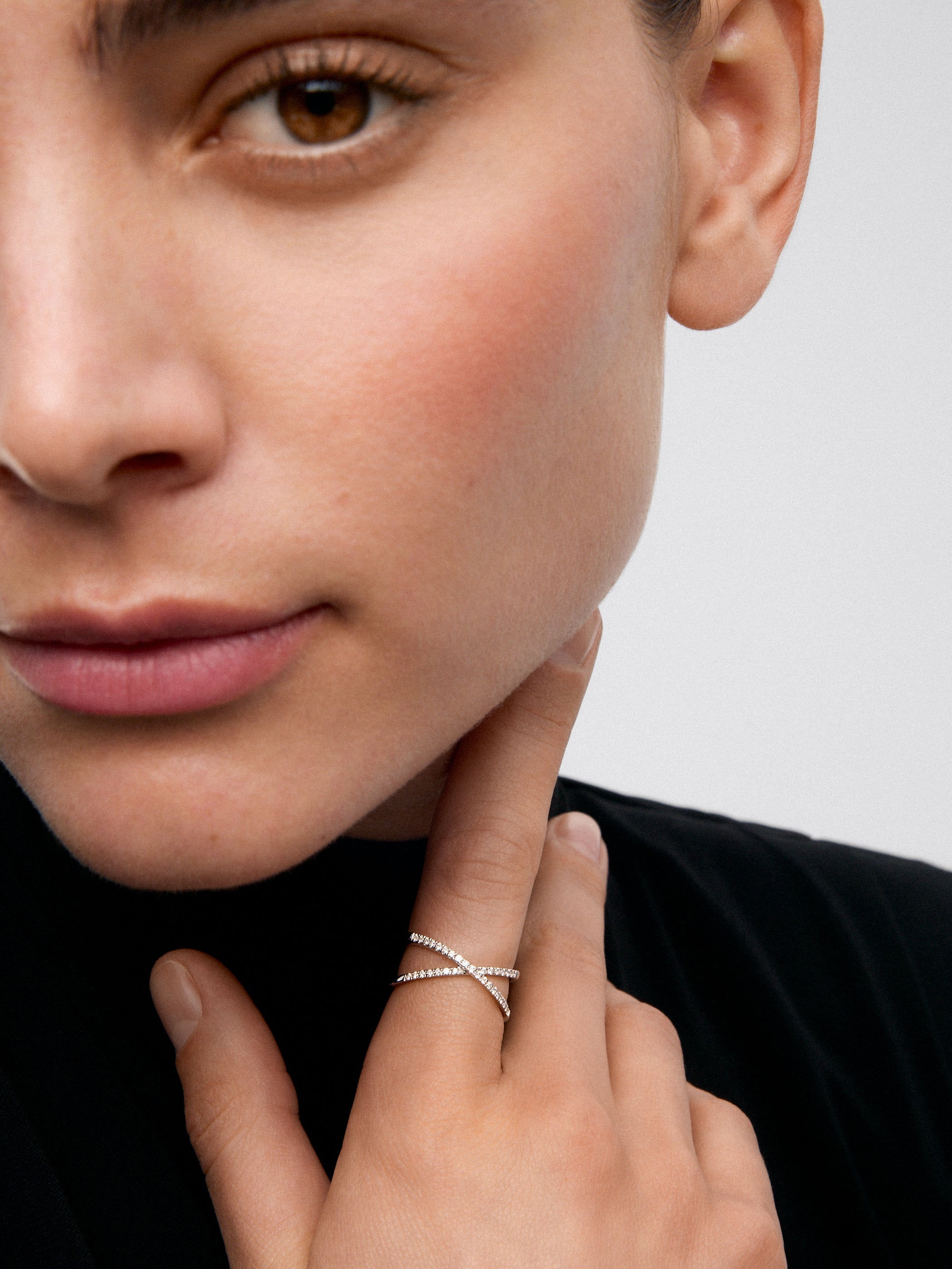 Anillo cruzado de oro blanco de 18K con 33 diamantes en talla brillante con un total de 0,2 cts