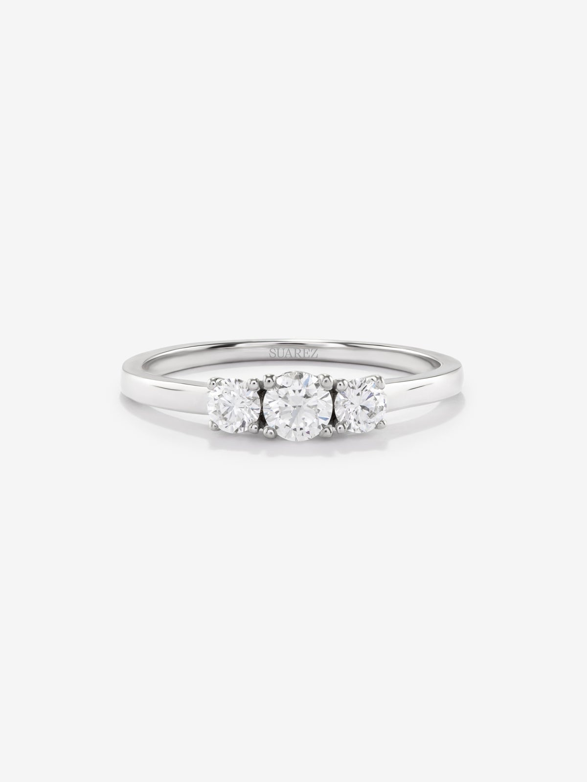 Anillo tresillo de oro blanco de 18K con diamantes blancos en talla brillante de 0,45 cts