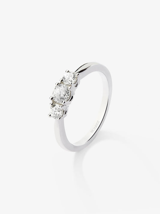Anillo solitario de oro blanco de 18K con diamante en talla brillante de 0,3 cts