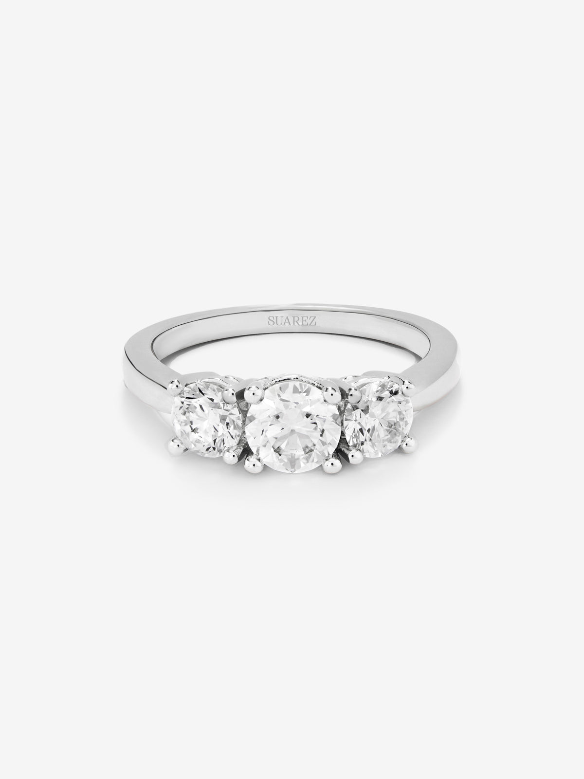 Anillo tresillo de oro blanco de 18K con 3 diamantes en talla brillante con un total de 1,5 cts