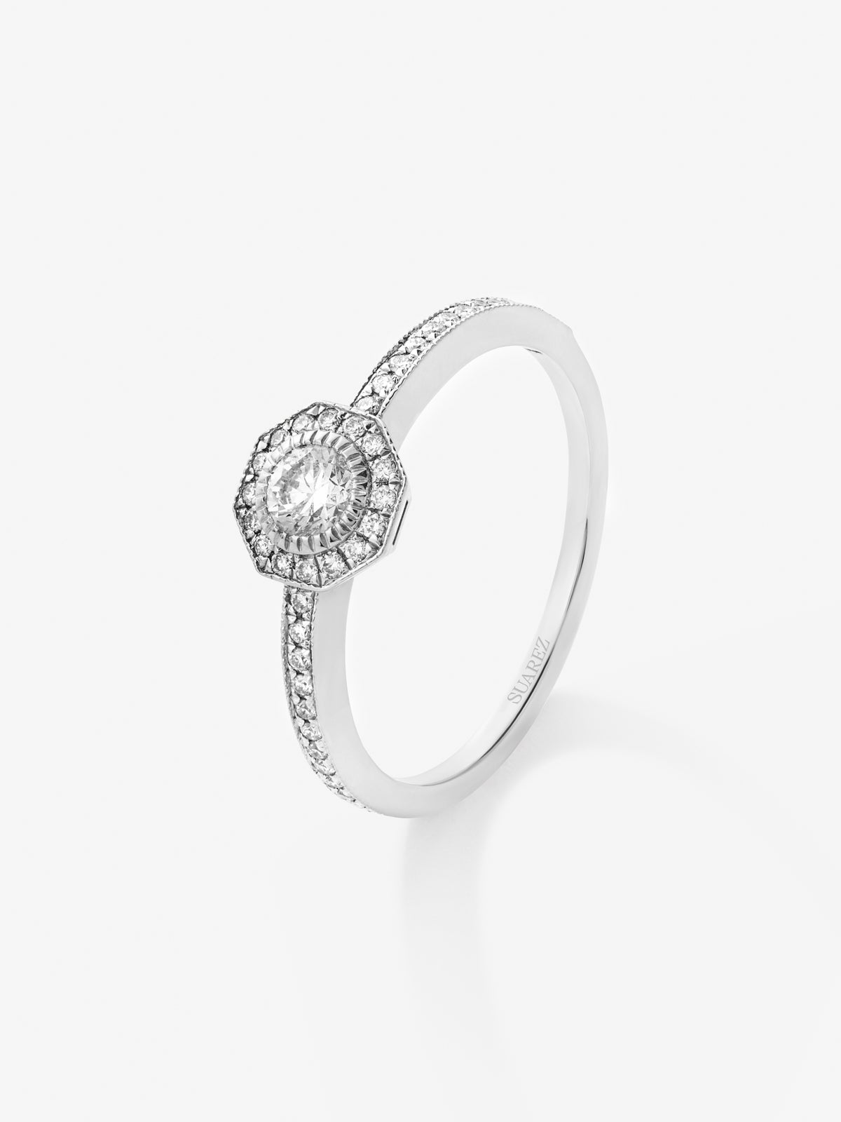 Anillo solitario de compromiso de oro blanco de 18K con diamantes