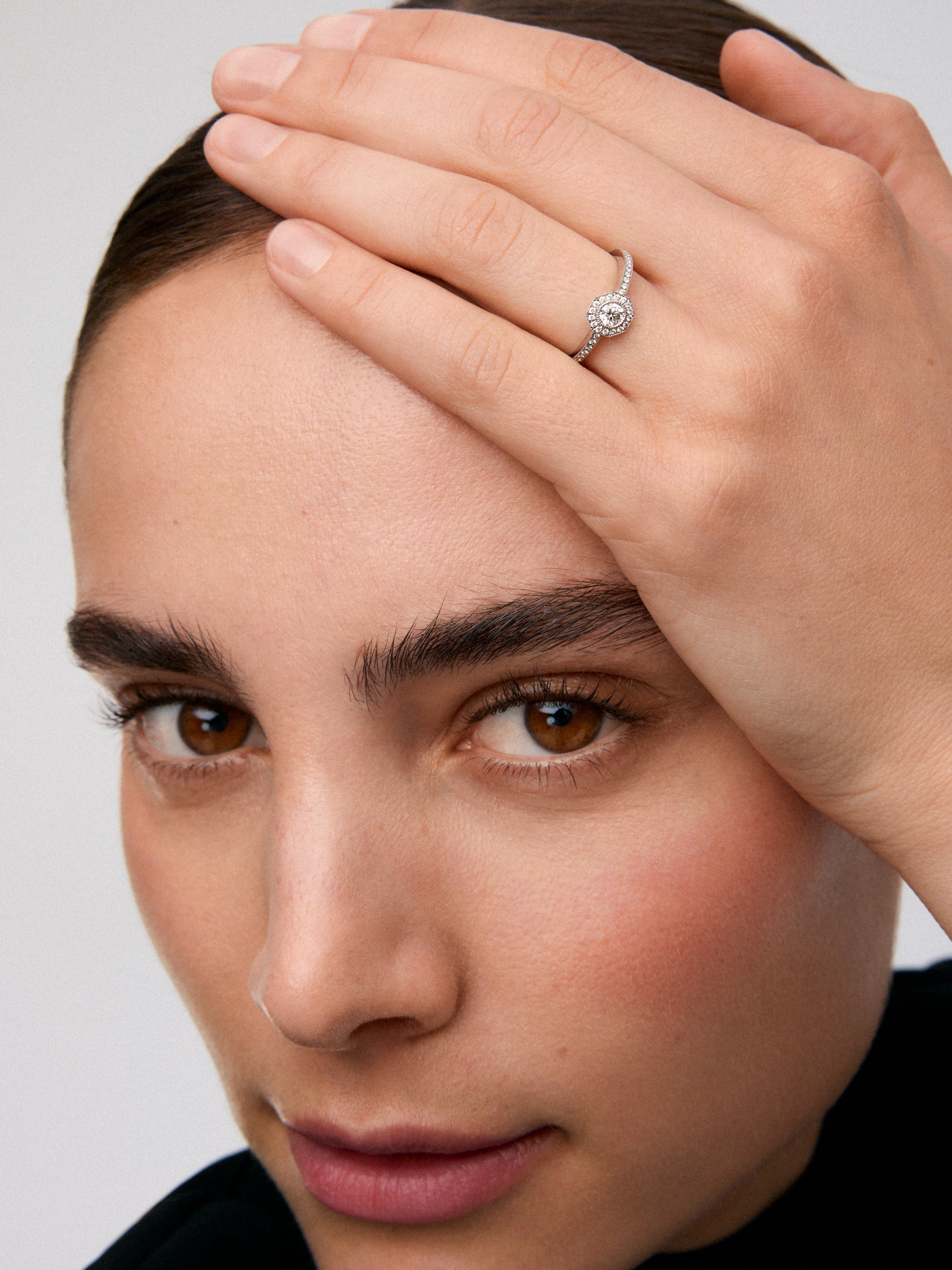 Anillo solitario de compromiso de oro blanco de 18K con diamantes