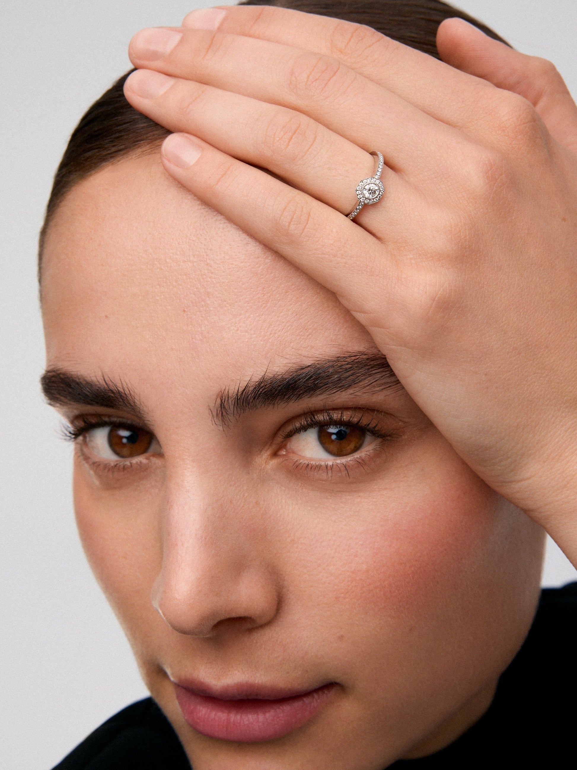 Anillo solitario de compromiso de oro blanco de 18K con diamantes