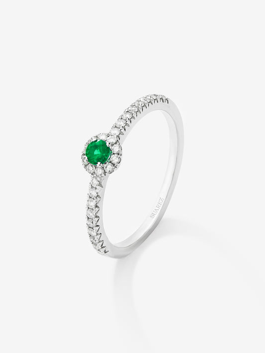 18K white gold ring with brilliant-cut emerald of 0.15 cts and arm and border of 26 brilliant-cut diamonds with a total of 0.27 cts