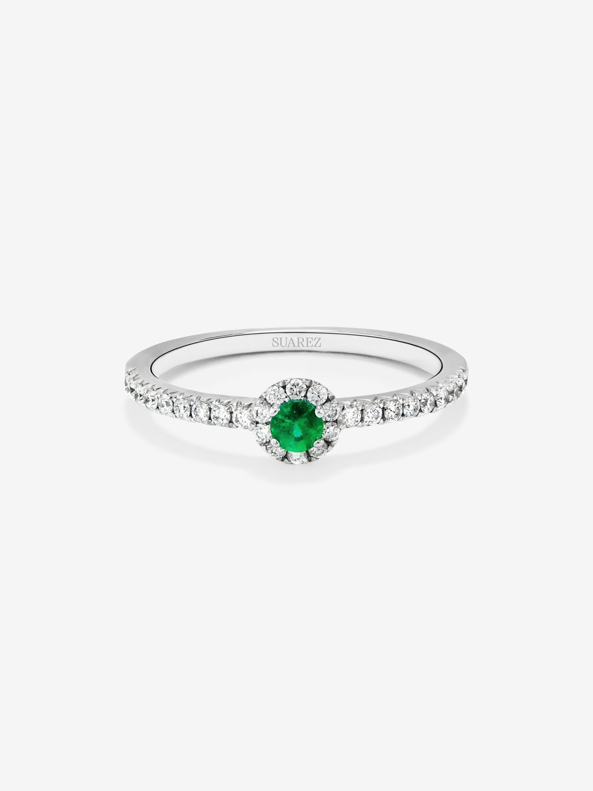 Anillo de oro blanco de 18K con esmeralda en talla brillante de 0,21 cts y brazo y orla de 24 diamantes en talla brillante con un total de 0,29 cts