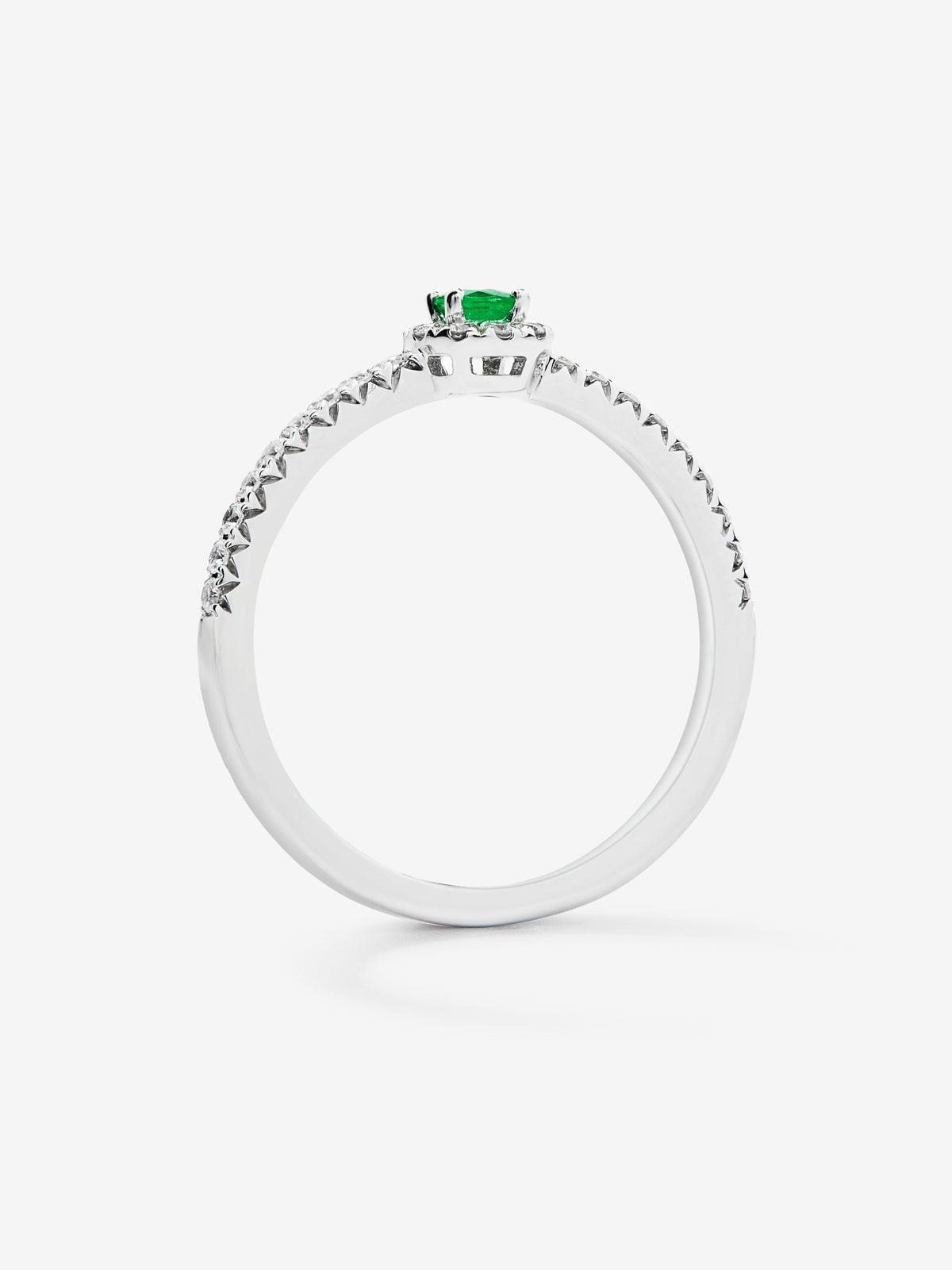 Anillo de oro blanco de 18K con esmeralda en talla brillante de 0,21 cts y brazo y orla de 24 diamantes en talla brillante con un total de 0,29 cts