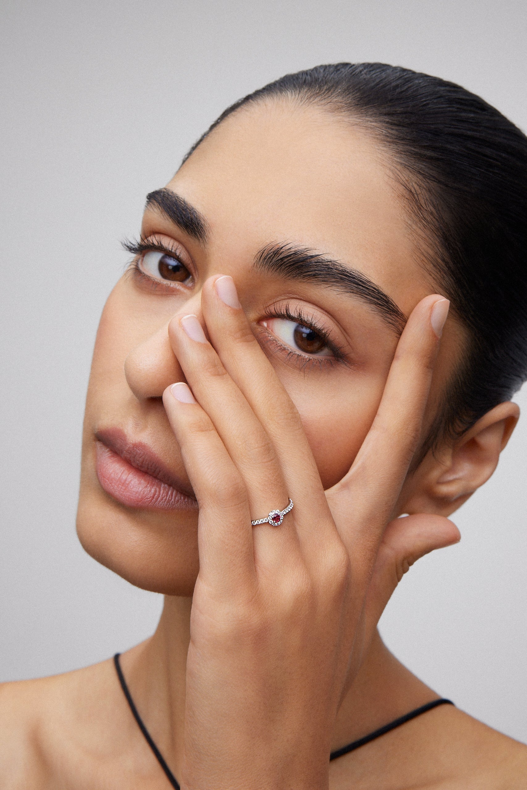 Anillo de oro blanco de 18K con rubí rojo en talla brillante de 0,1 cts y orla y brazo de 28 diamantes en talla brillante con un total de 0,2 cts