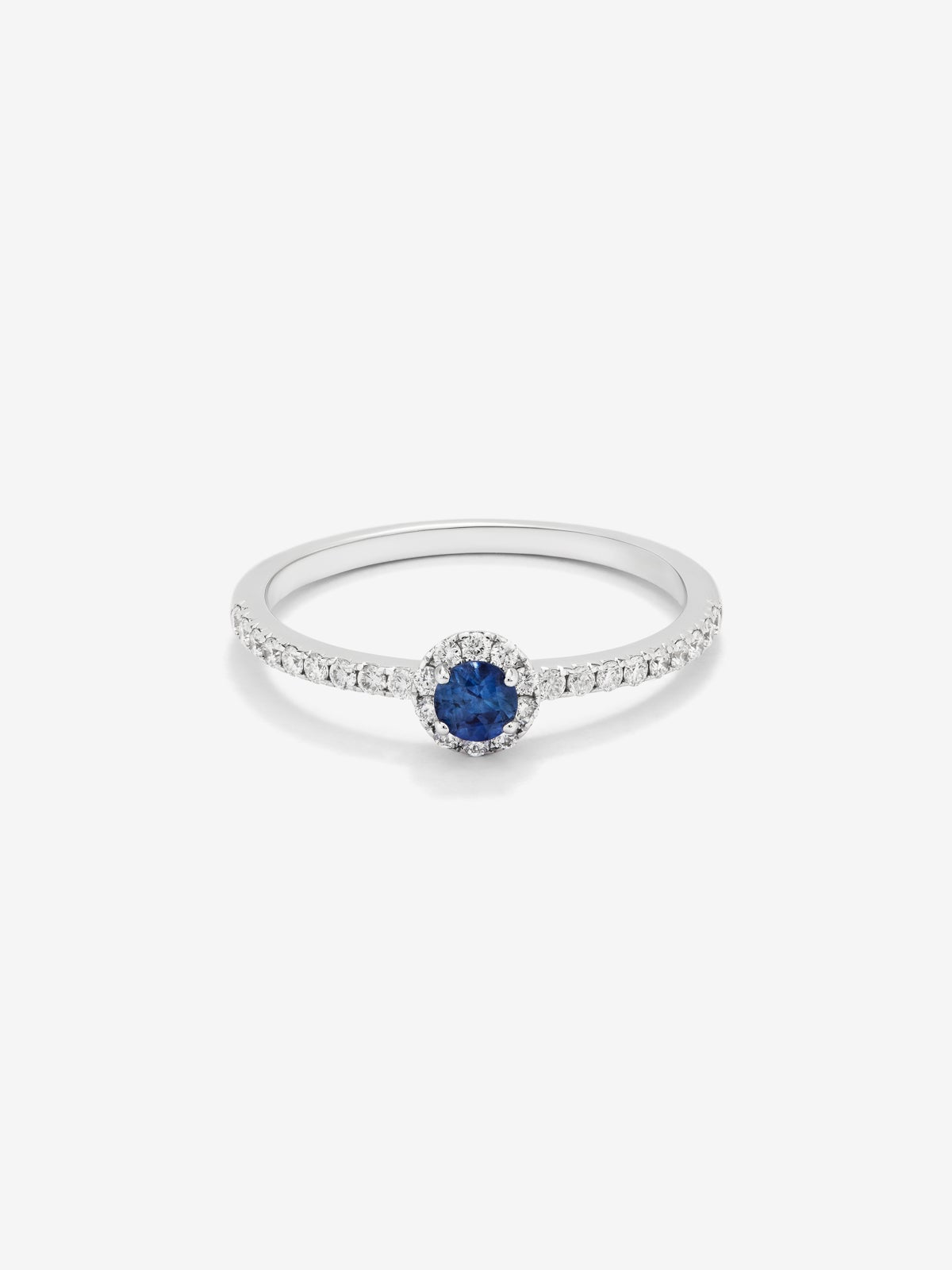 Anillo de oro blanco de 18K con zafiro azul en talla brillante de 0,32 cts y 28 diamantes en talla brillante con un total de 0,2 cts