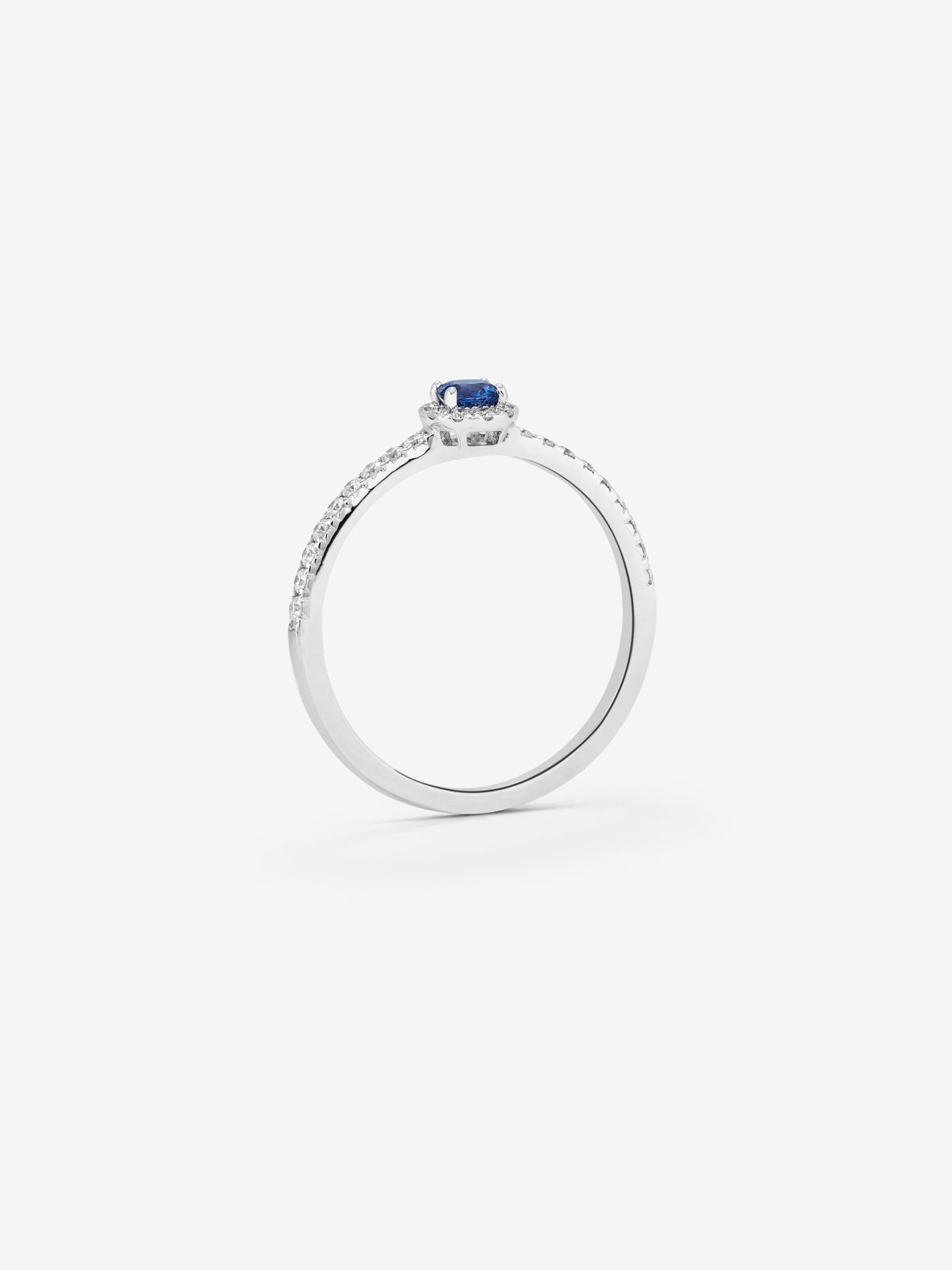 Anillo de oro blanco de 18K con zafiro azul en talla brillante de 0,32 cts y 28 diamantes en talla brillante con un total de 0,2 cts
