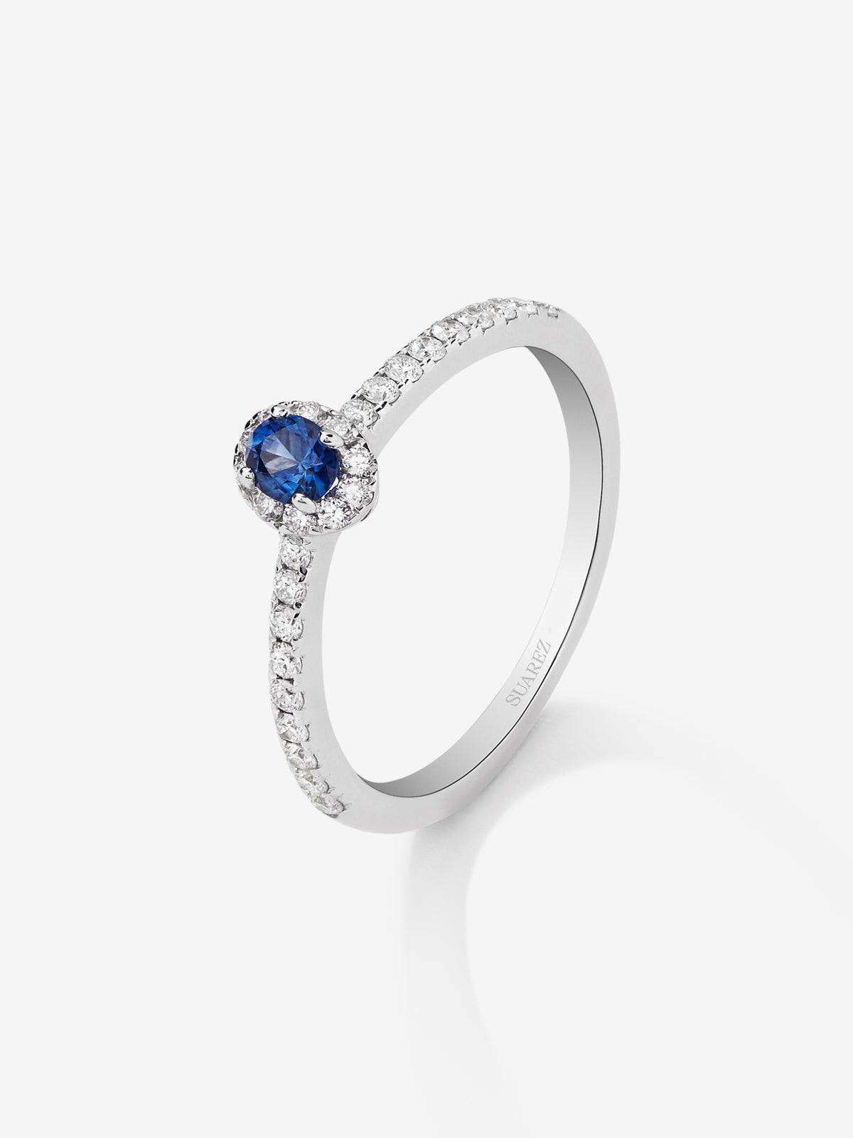 18K white gold ring with blue sapphire