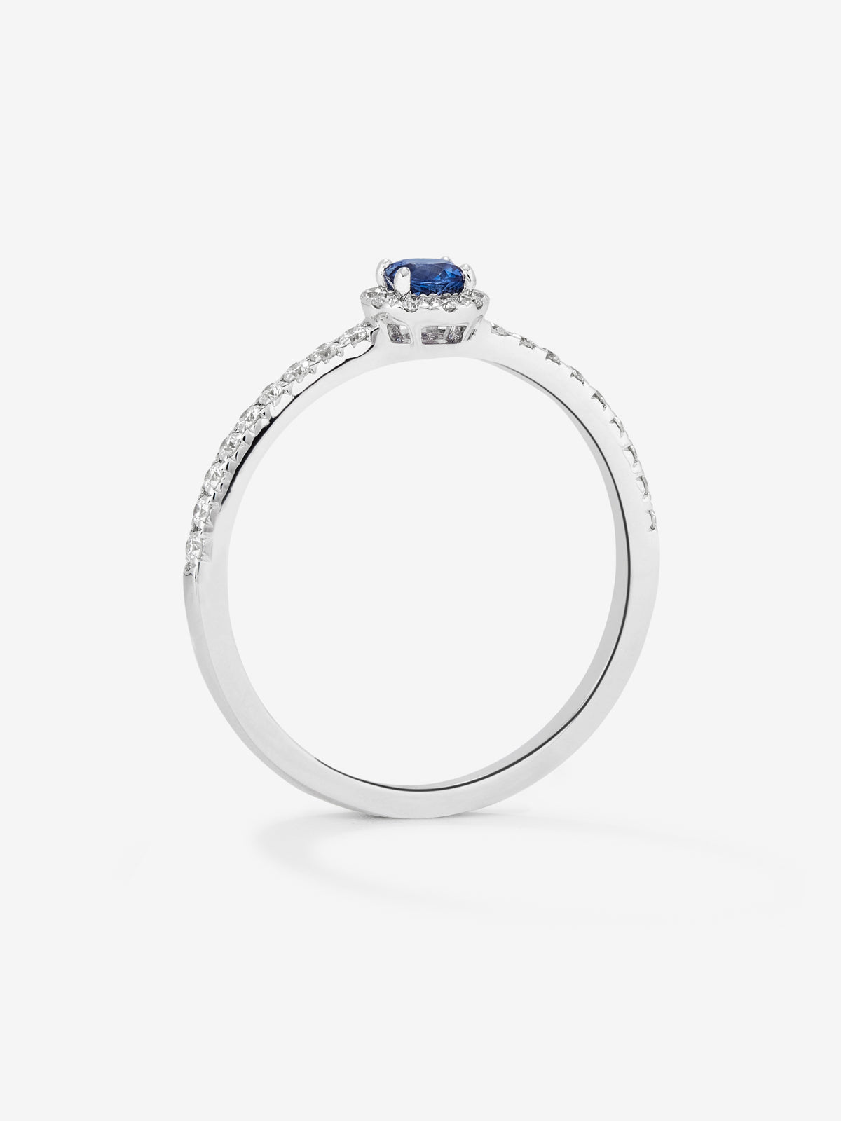 18K white gold ring with blue sapphire