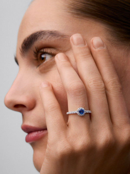 Anillo de oro blanco de 18K con zafiro azul en talla brillante de 0,41 cts y 24 diamantes en talla brillante con un total de 0,34 cts