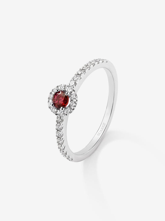 Anillo de oro blanco de 18K con rubí central de 0,1 cts y orla de diamantes con un total de 0,2 cts