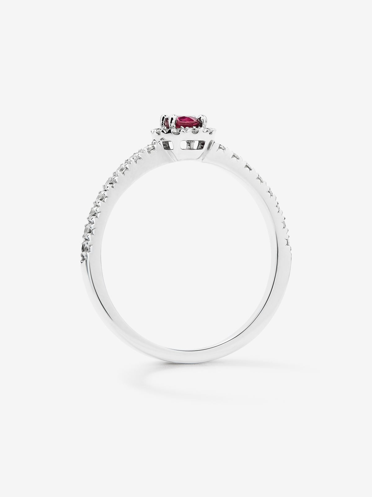 Anillo de oro blanco de 18K con rubí central de 0,1 cts y orla de diamantes con un total de 0,2 cts
