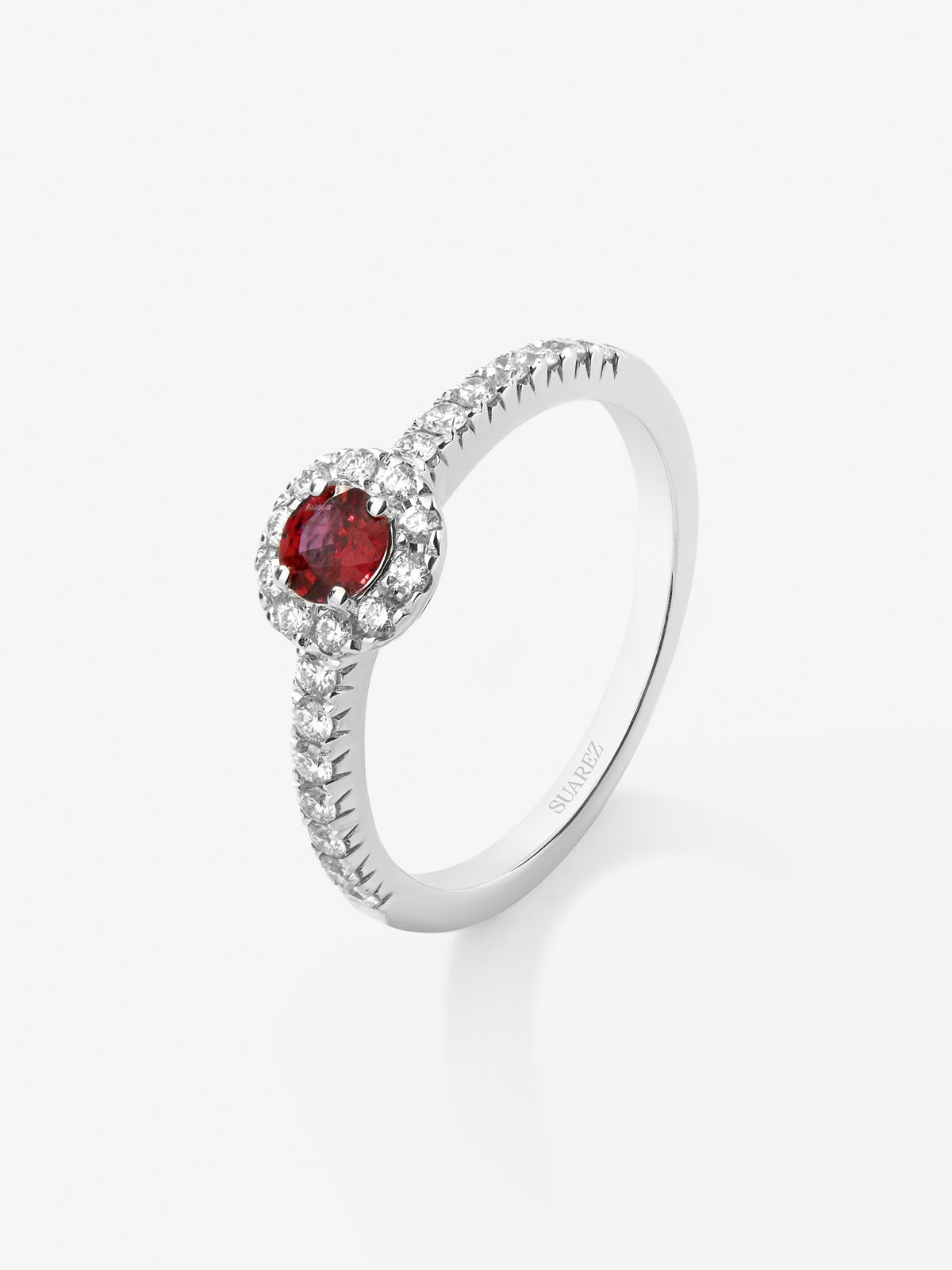 Anillo de oro blanco de 18K con rubí en talla brillante de 0,26 cts y diamantes blancos en talla brillante de 0,26 cts