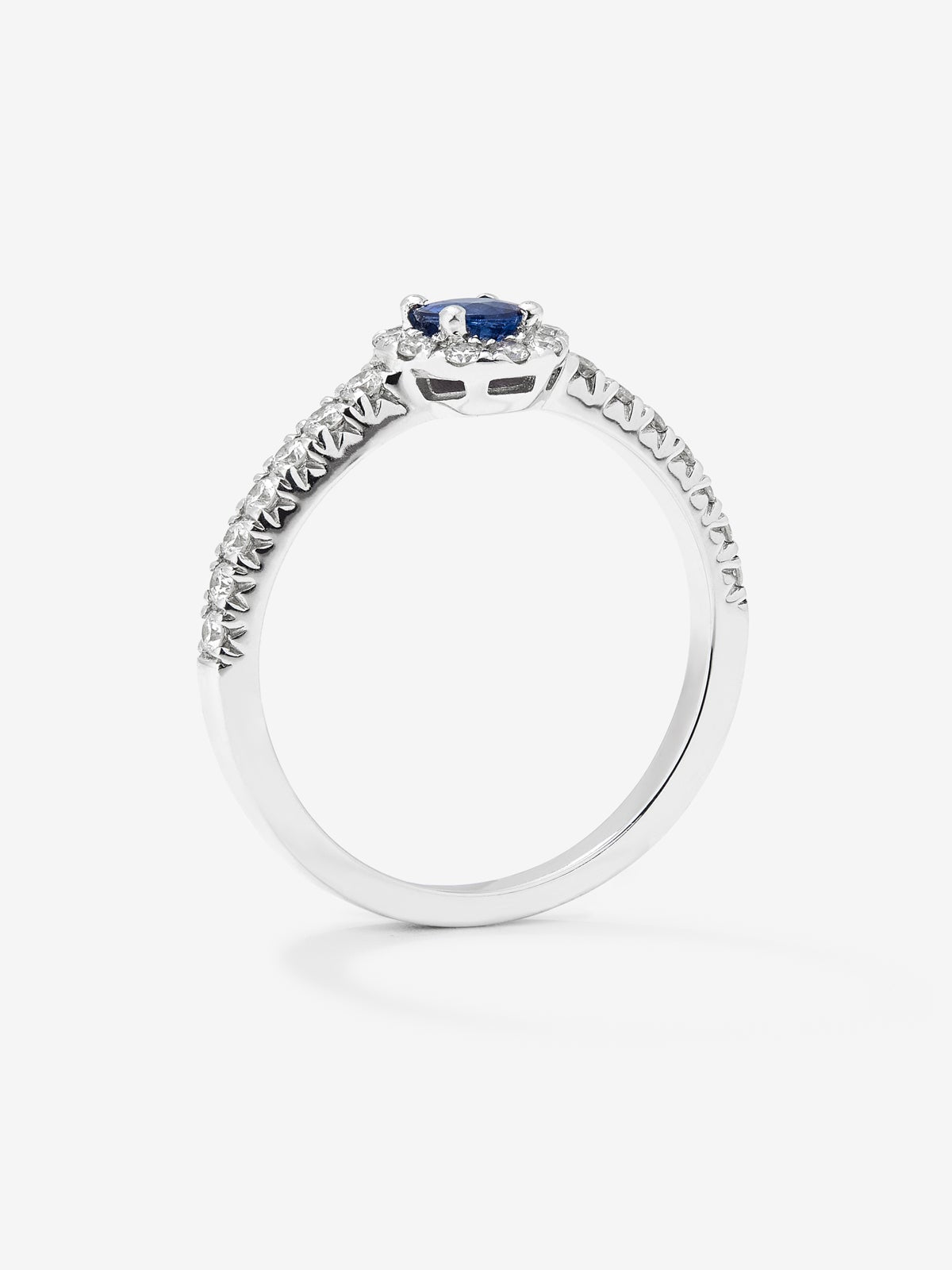 Anillo de oro blanco de 18K con zafiro azul en talla brillante de 0,2 cts y 28 diamantes en talla brillante con un total de 0,2 cts