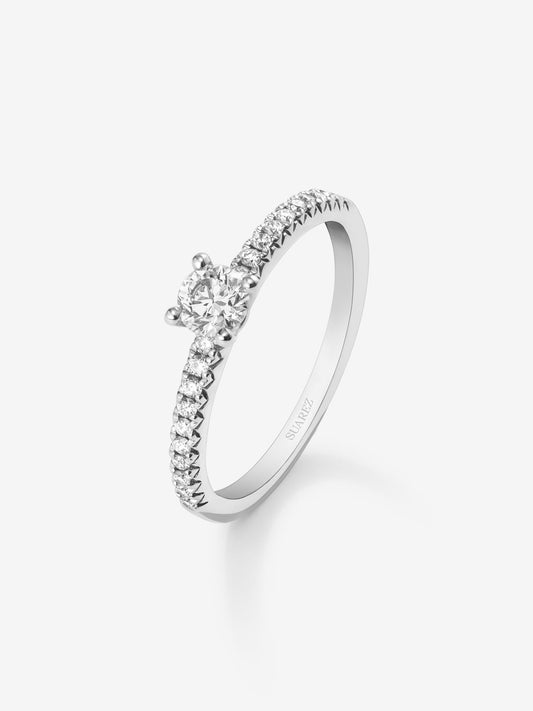 Anillo solitario de compromiso de oro blanco de 18K con diamantes