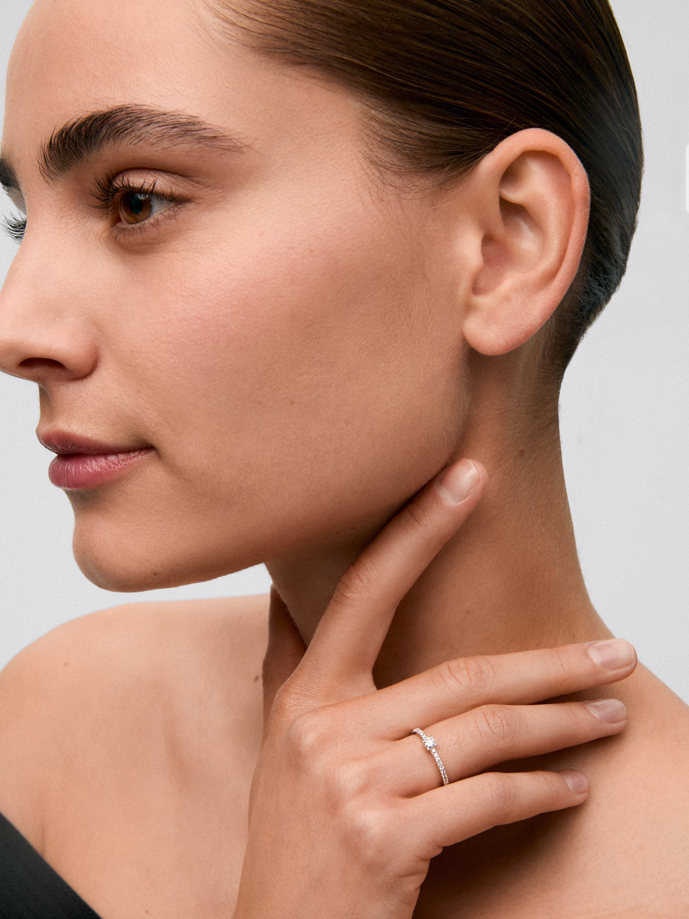 Anillo solitario de compromiso de oro blanco de 18K con diamantes