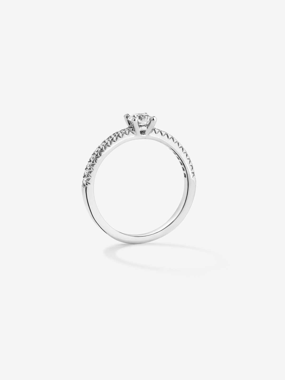 Anillo solitario de compromiso de oro blanco de 18K con diamantes