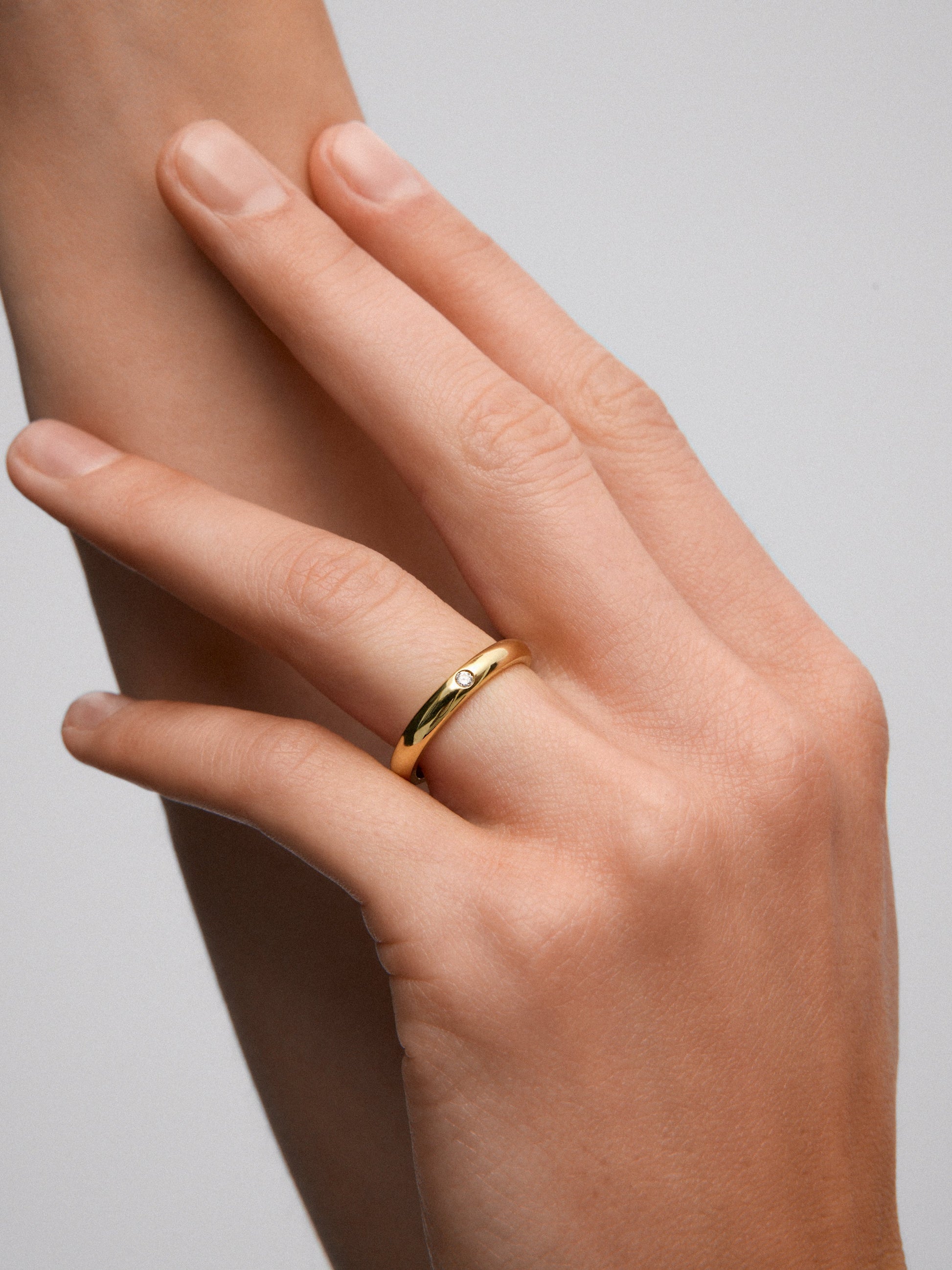 Alianza de oro amarillo de 18K con diamante en talla brillante de 0,03 cts