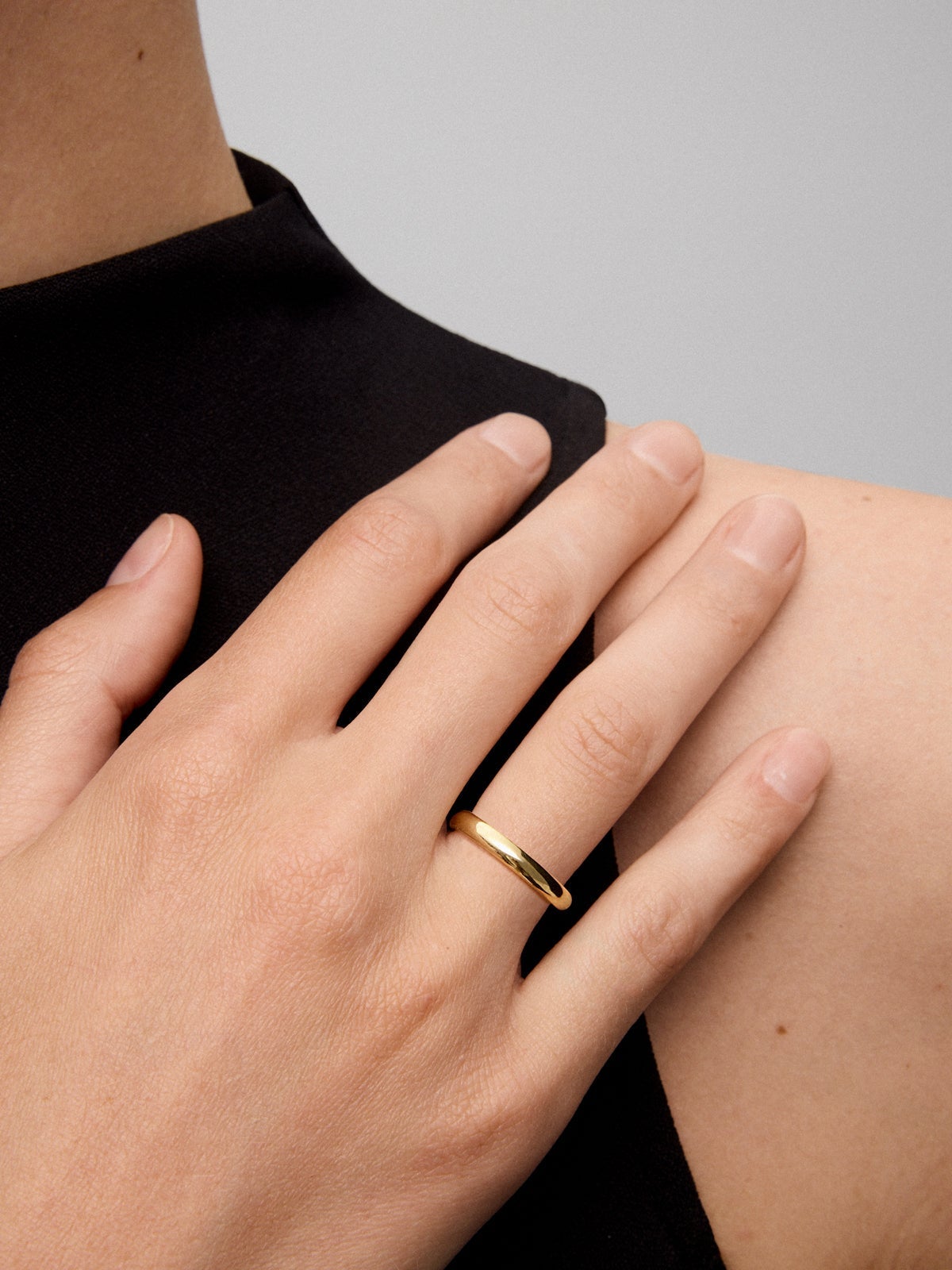 Alianza de oro amarillo de 18K con diamante en talla brillante de 0,03 cts