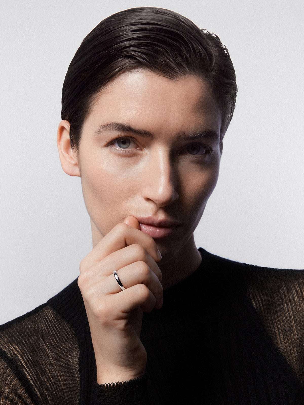 Alianza de oro blanco de 18K con diamante en talla brillante de 0,03 cts