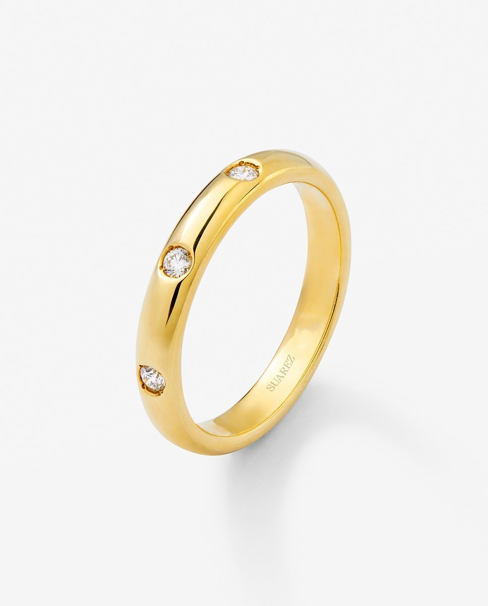 Anillo de oro amarillo de 18K con 3 diamantes en talla brillante con un total de 0,09 cts