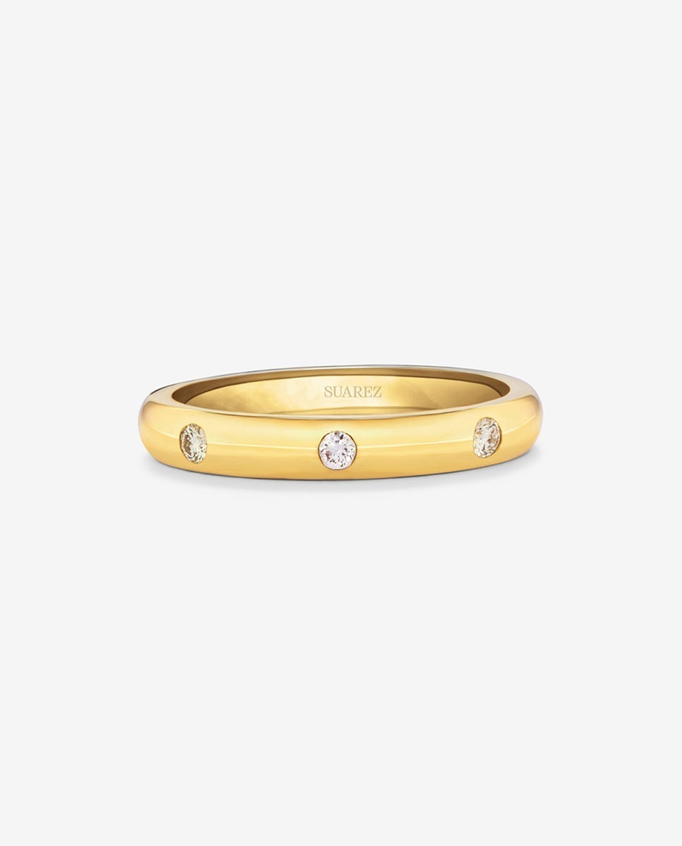 Anillo de oro amarillo de 18K con 3 diamantes en talla brillante con un total de 0,09 cts