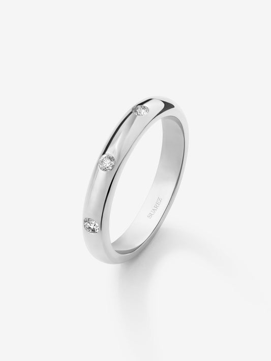 Anillo de oro blanco de 18K con 3 diamantes en talla brillante con un total de 0,09 cts