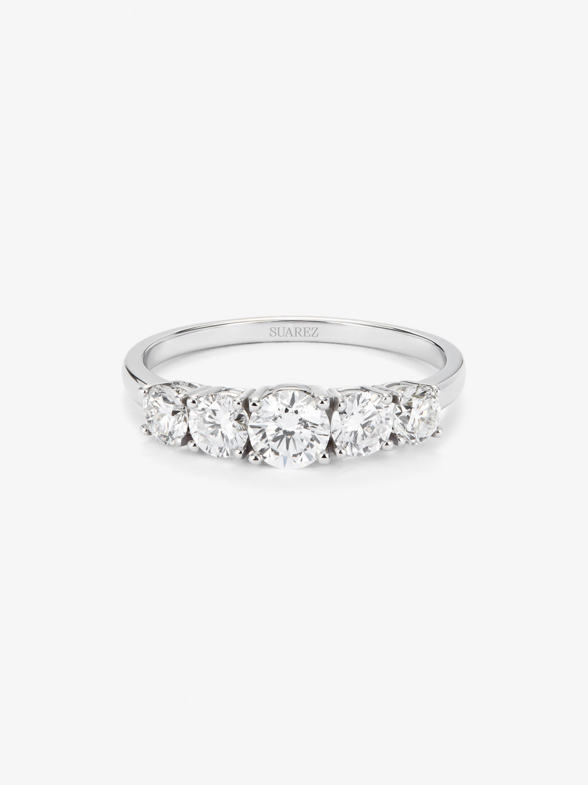 Anillo solitario de oro blanco de 18K con diamante
