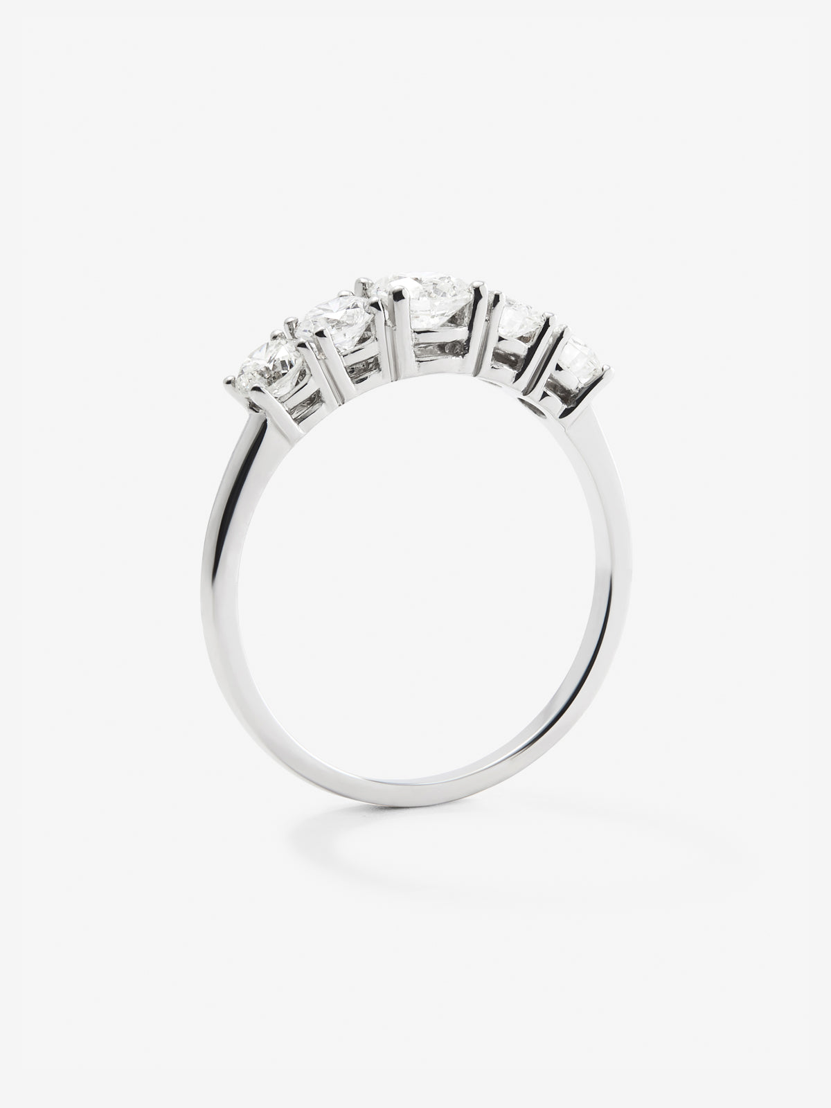 Anillo solitario de oro blanco de 18K con diamante