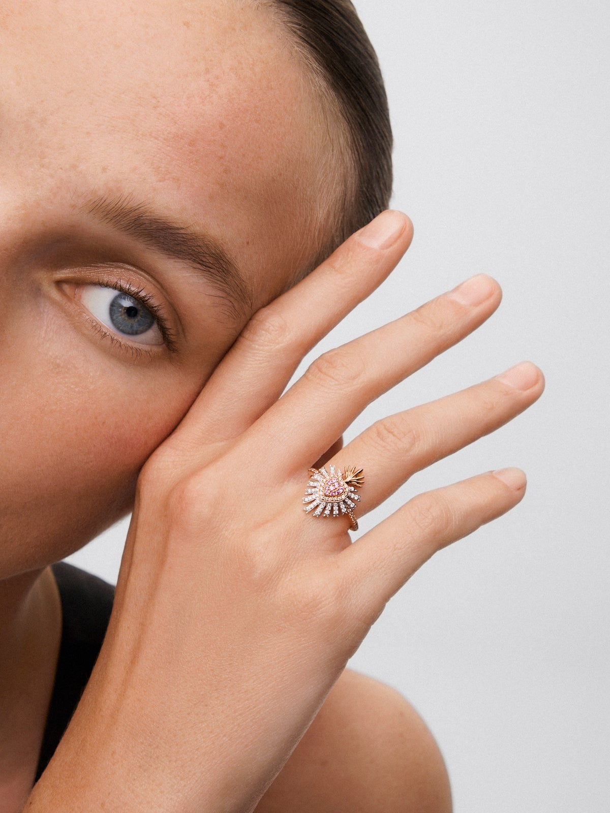 Anillo de oro rosa y blanco de 18K con 9 zafiros rosas en talla brillante con un total de 0,1 cts, 46 diamantes en talla brillante con un total de 0,17 cts y  40 diamantes marrones en talla brillante con un total de 0,17 cts