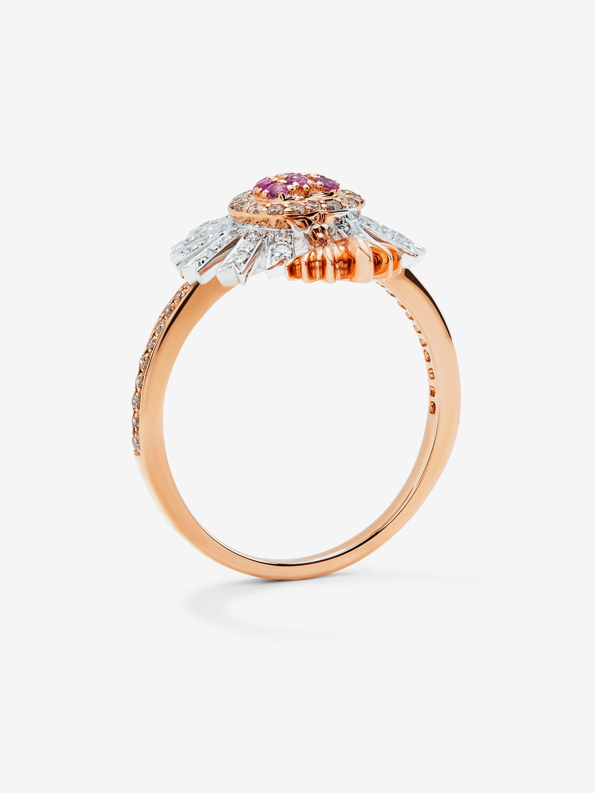 Anillo de oro rosa y blanco de 18K con 9 zafiros rosas en talla brillante con un total de 0,1 cts, 46 diamantes en talla brillante con un total de 0,17 cts y  40 diamantes marrones en talla brillante con un total de 0,17 cts