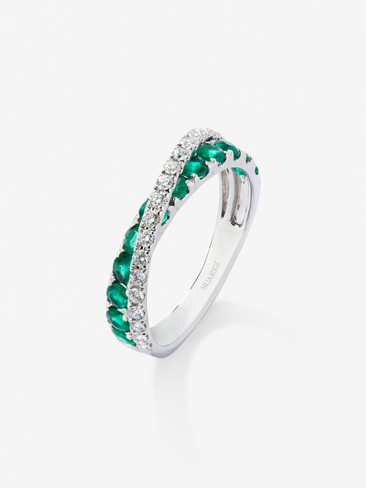 18K white gold crossover ring with 12 brilliant-cut emeralds totaling 0.71 cts and 20 brilliant-cut diamonds totaling 0.28 cts