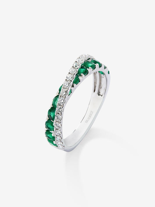 Anillo cruzado de oro blanco de 18K con 12 esmeraldas en talla brillante con un total de 0,71 cts y 20 diamantes en talla brillante con un total de 0,28 cts