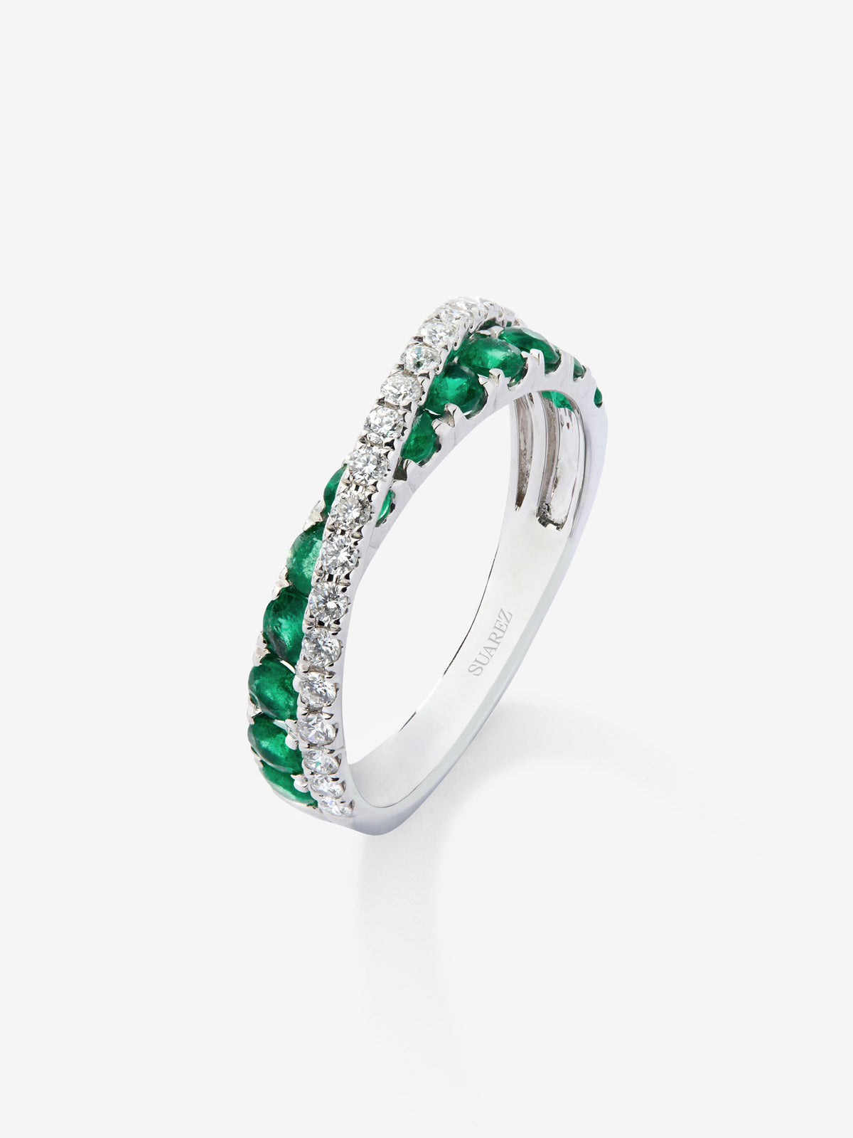 Anillo cruzado de oro blanco de 18K con 12 esmeralda con un total de 0,71 cts y 20 diamantes en talla brillante con un total de 0,28 cts