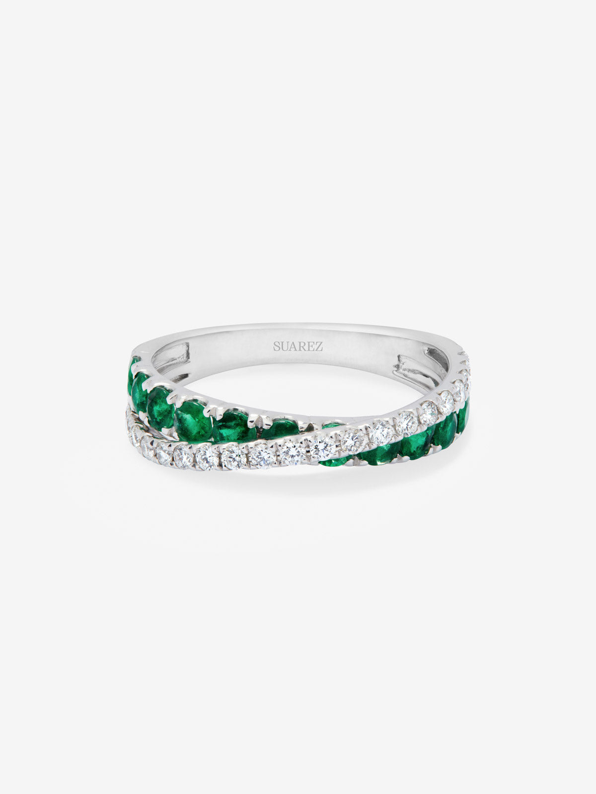 Anillo cruzado de oro blanco de 18K con 12 esmeralda con un total de 0,71 cts y 20 diamantes en talla brillante con un total de 0,28 cts
