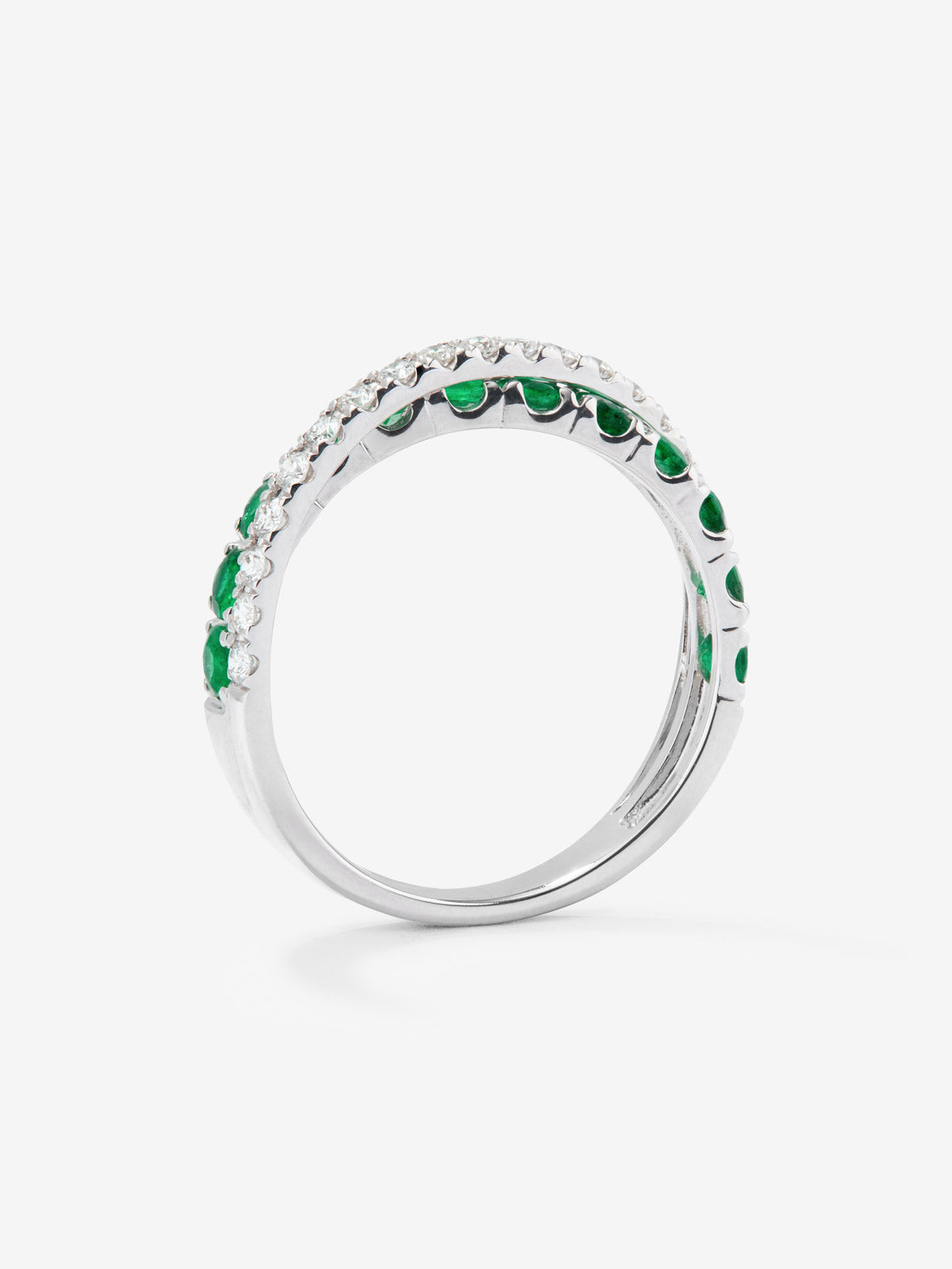 Anillo cruzado de oro blanco de 18K con 12 esmeraldas en talla brillante con un total de 0,62 cts y 20 diamantes en talla brillante con un total de 0,2 cts