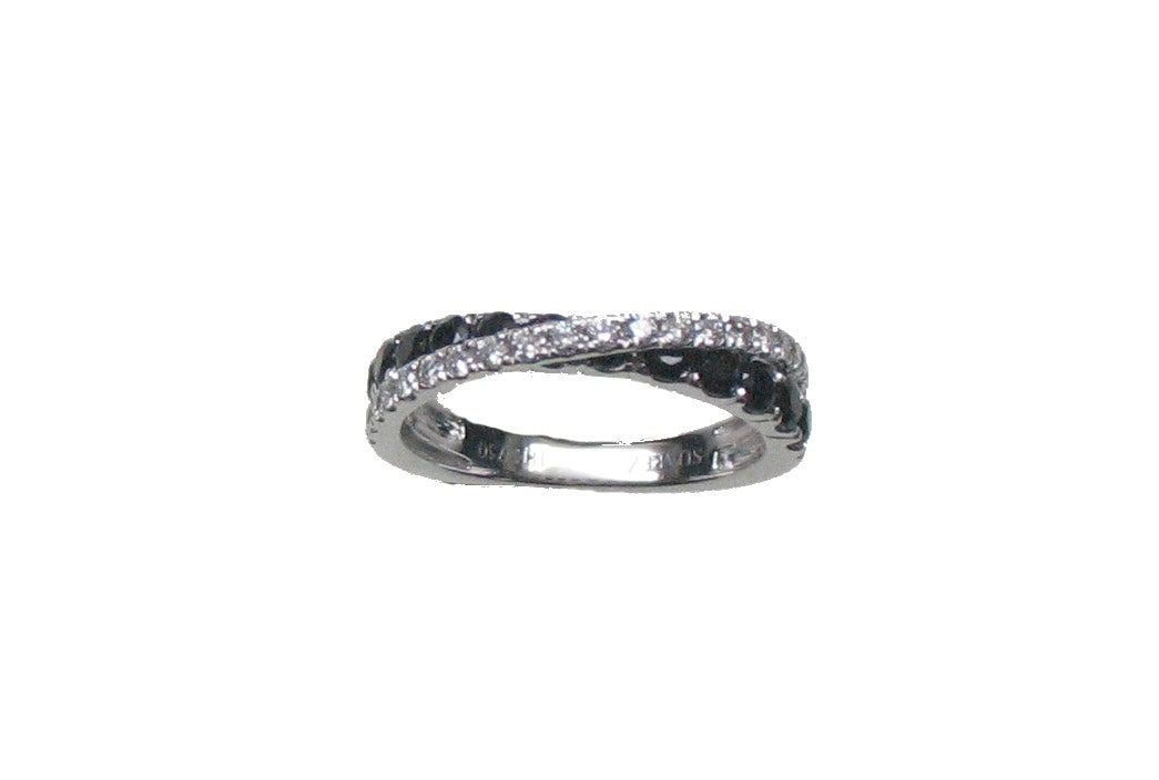 Anillo cruzado de oro blanco de 18K con 12 espinelas negras en talla brillante con un total de 1 ct y 20 diamantes en talla brillante con un total de 0,26 cts