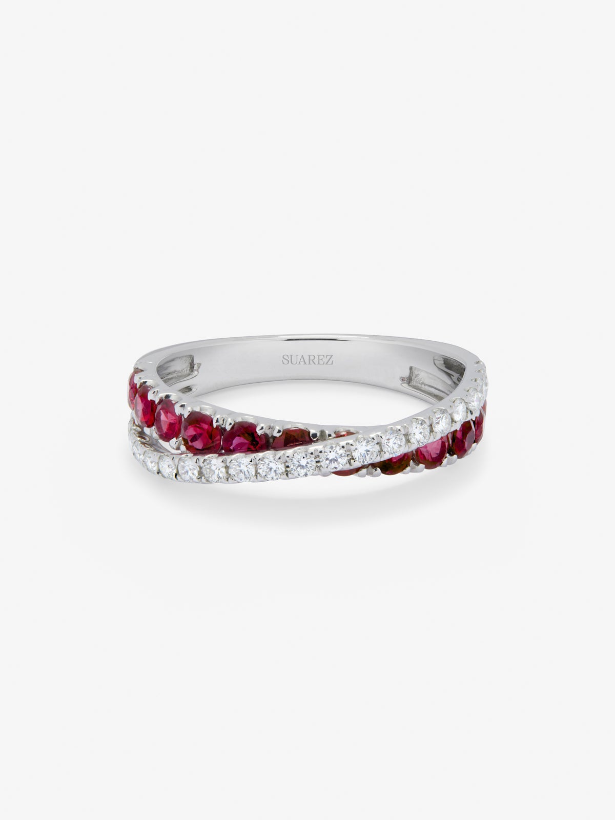 Anillo cruzado de oro blanco de 18K con 12 zafiros con un total de 0,62 cts y 20 diamantes en talla brillante con un total de 0,28 cts