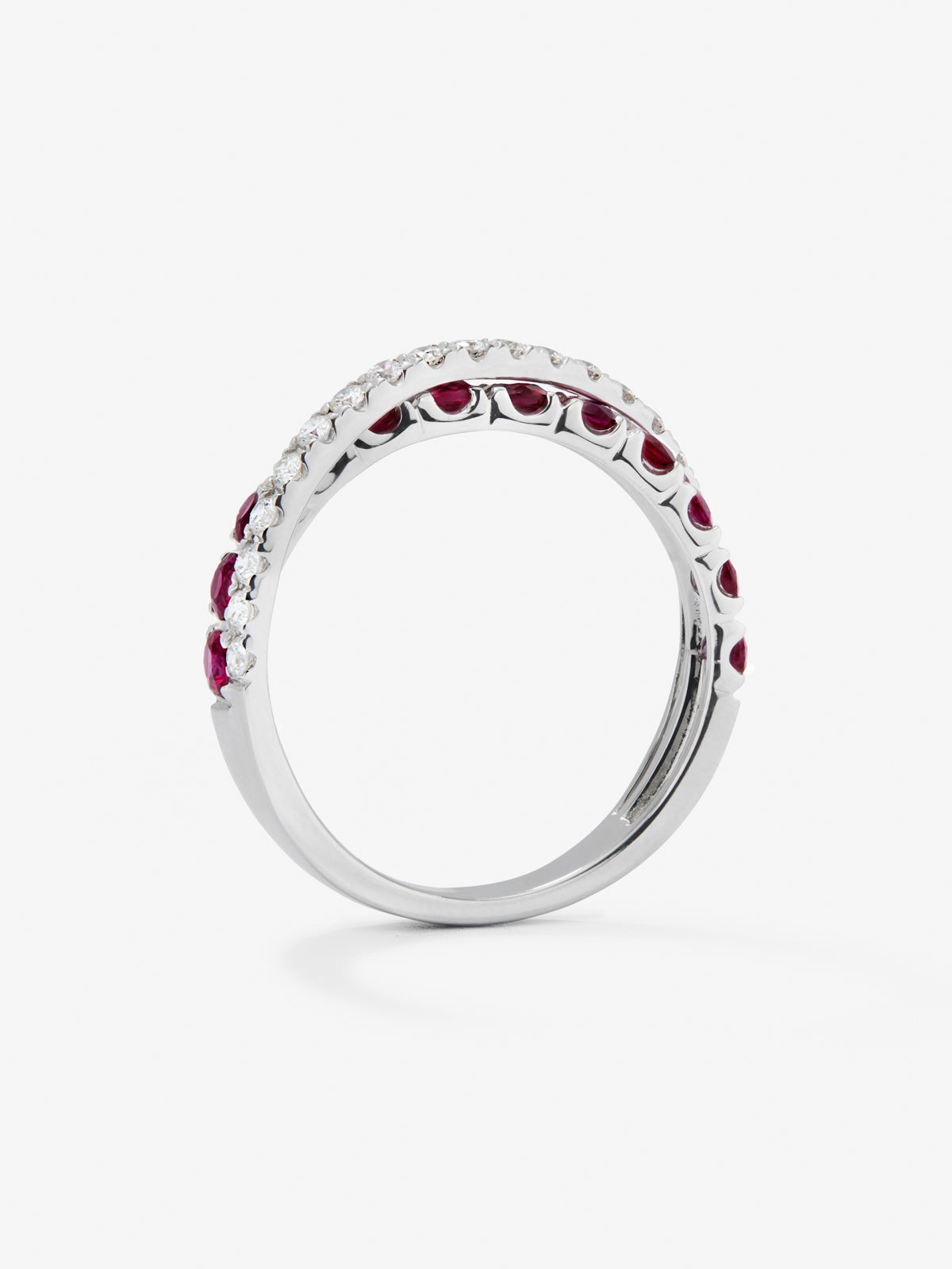 Anillo cruzado de oro blanco de 18K con 12 zafiros con un total de 0,62 cts y 20 diamantes en talla brillante con un total de 0,28 cts