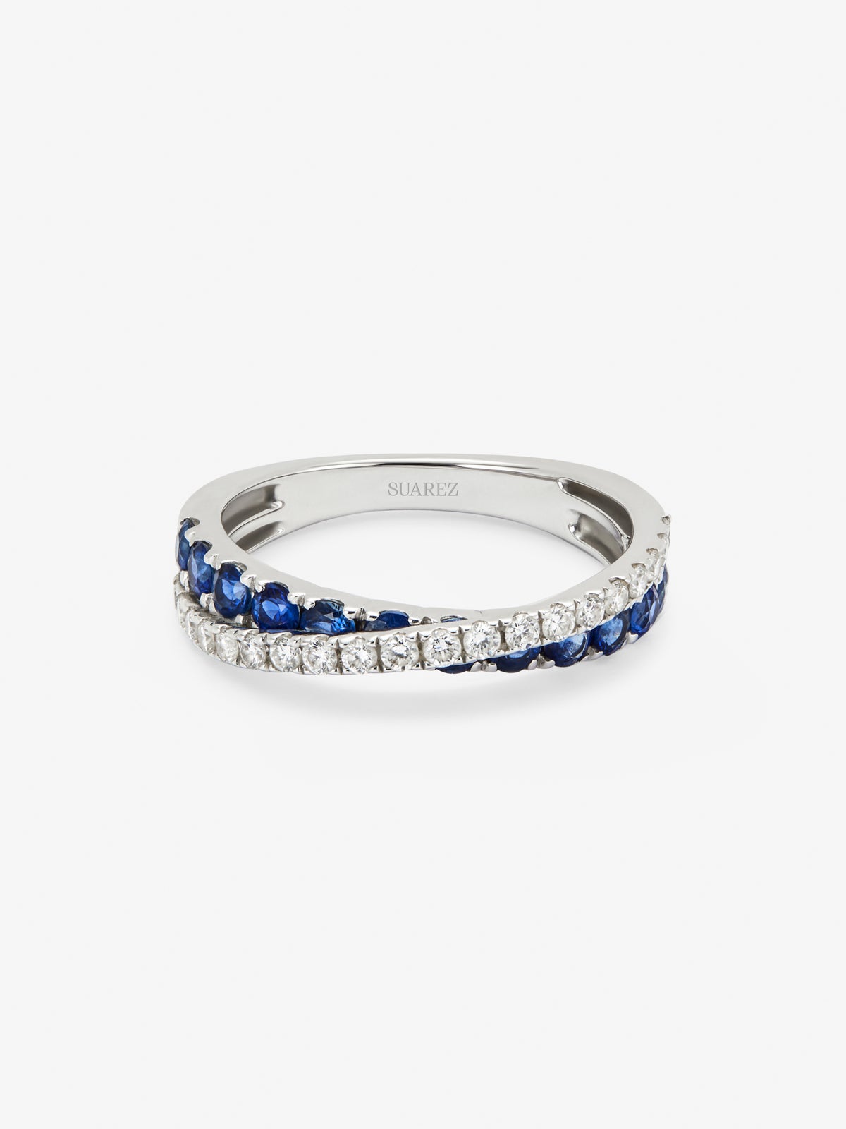 Anillo cruzado de oro blanco de 18K con 12 zafiros con un total de 0,68 cts y 20 diamantes en talla brillante con un total de 0,20 cts