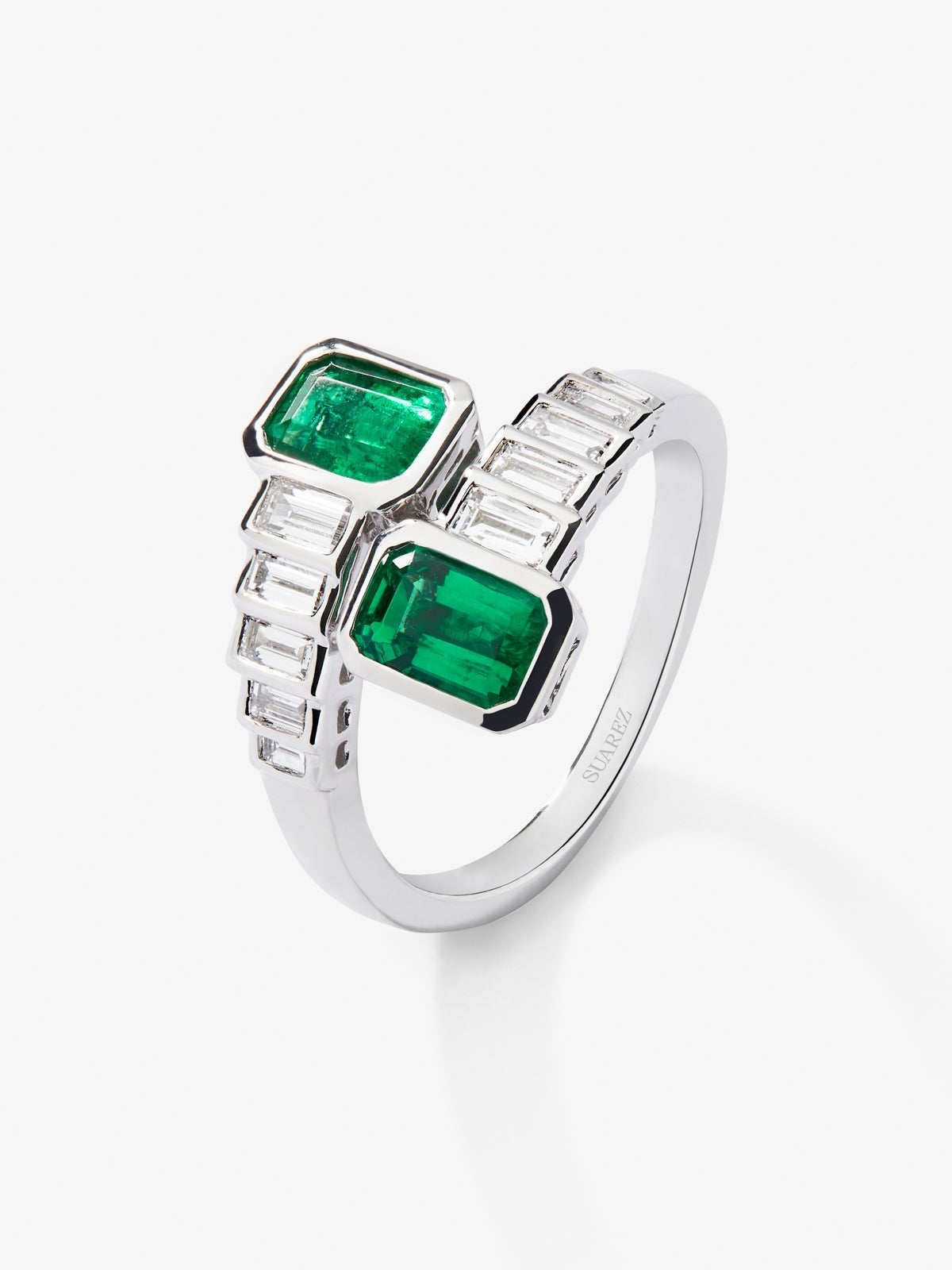 Anillo tú y yo de oro blanco de 18K con 2 esmeraldas verdes en talla octogonal con un total de 1,28 cts y 10 diamantes en talla baguette con un total de 0,57 cts