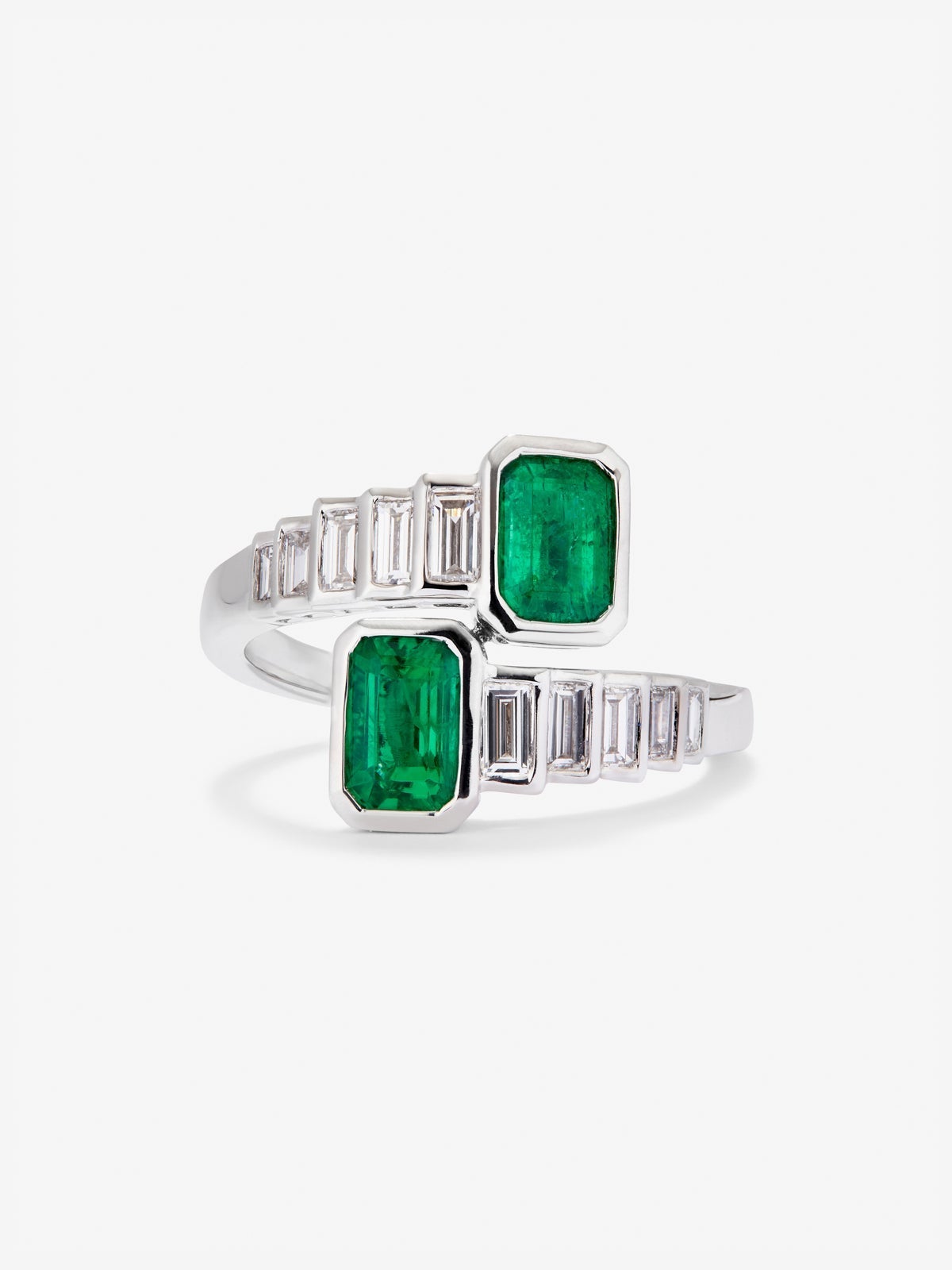 Anillo tú y yo de oro blanco de 18K con 2 esmeraldas verdes en talla octogonal con un total de 1,28 cts y 10 diamantes en talla baguette con un total de 0,57 cts