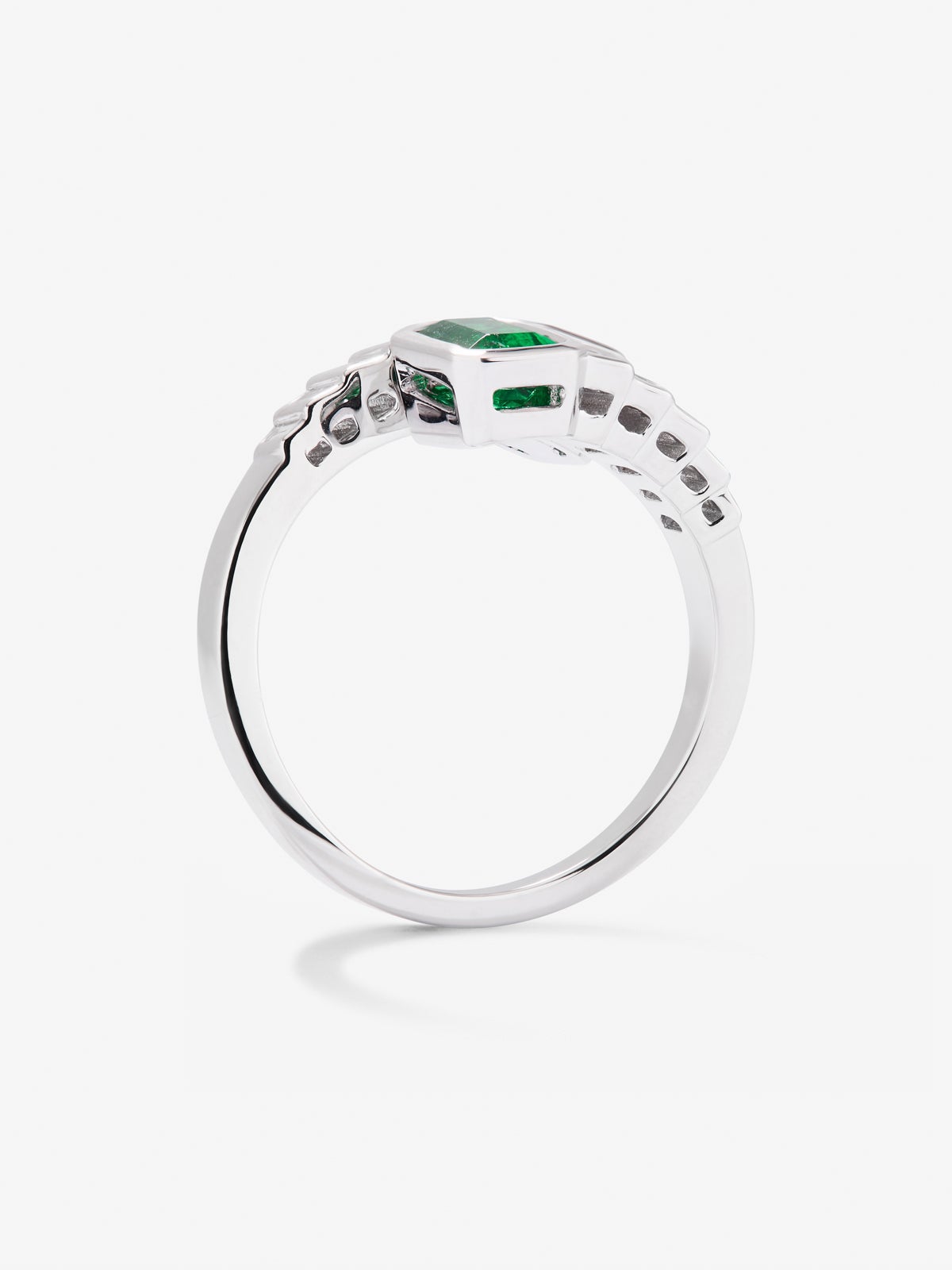Anillo tú y yo de oro blanco de 18K con 2 esmeraldas verdes en talla octogonal con un total de 1,28 cts y 10 diamantes en talla baguette con un total de 0,57 cts
