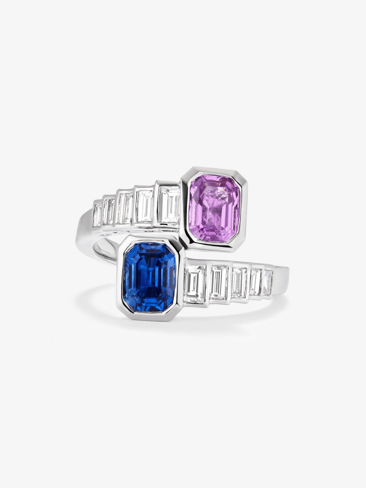 Anillo tú y yo de oro blanco de 18K con zafiro rosa en talla octogonal de 1,02 cts, zafiro azul royal en talla octogonal de 1,19 cts y 10 diamantes en talla baguette con un total de 0,57 cts
