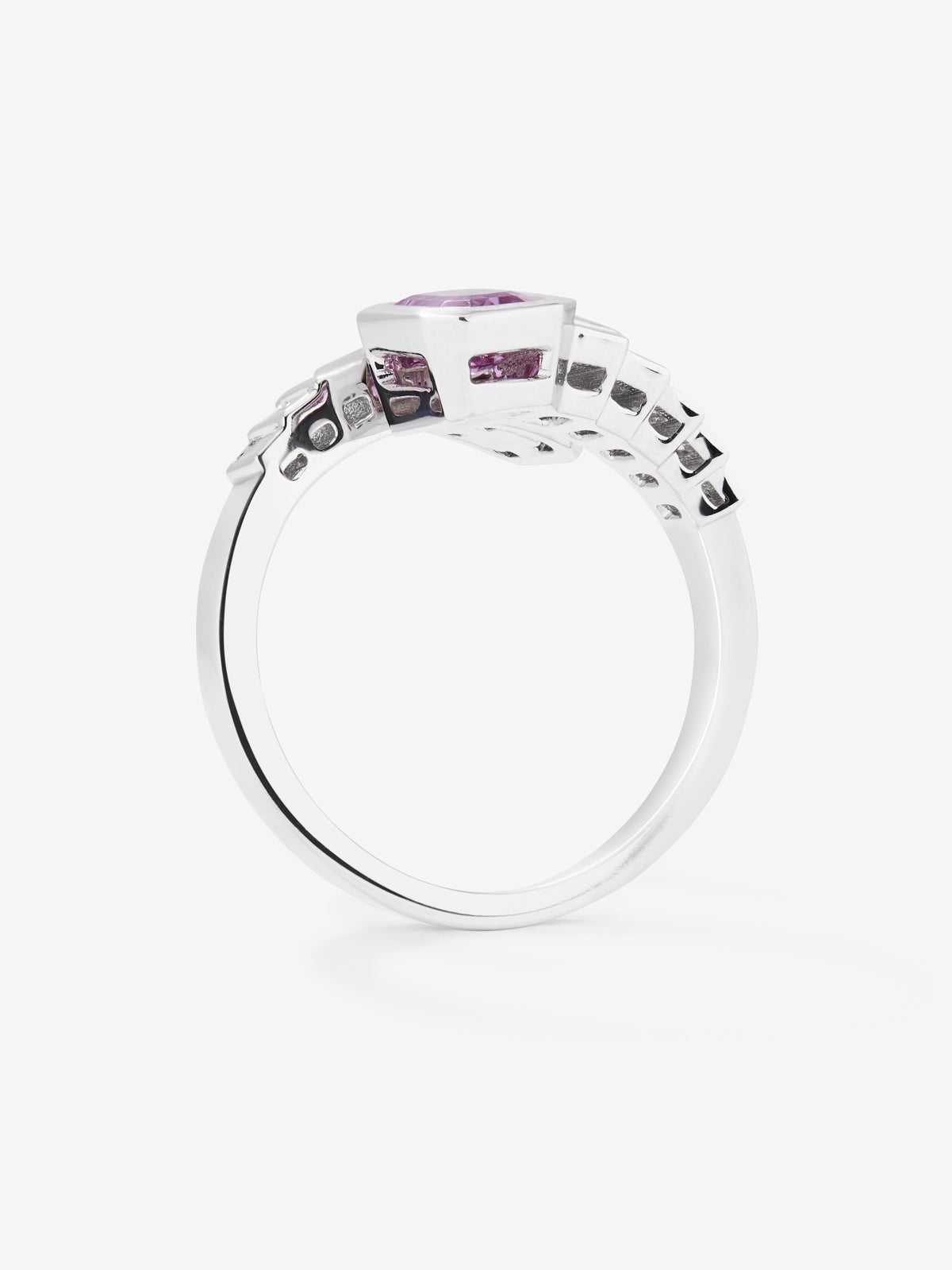 Anillo tú y yo de oro blanco de 18K con zafiro rosa en talla octogonal de 1,02 cts, zafiro azul royal en talla octogonal de 1,19 cts y 10 diamantes en talla baguette con un total de 0,57 cts